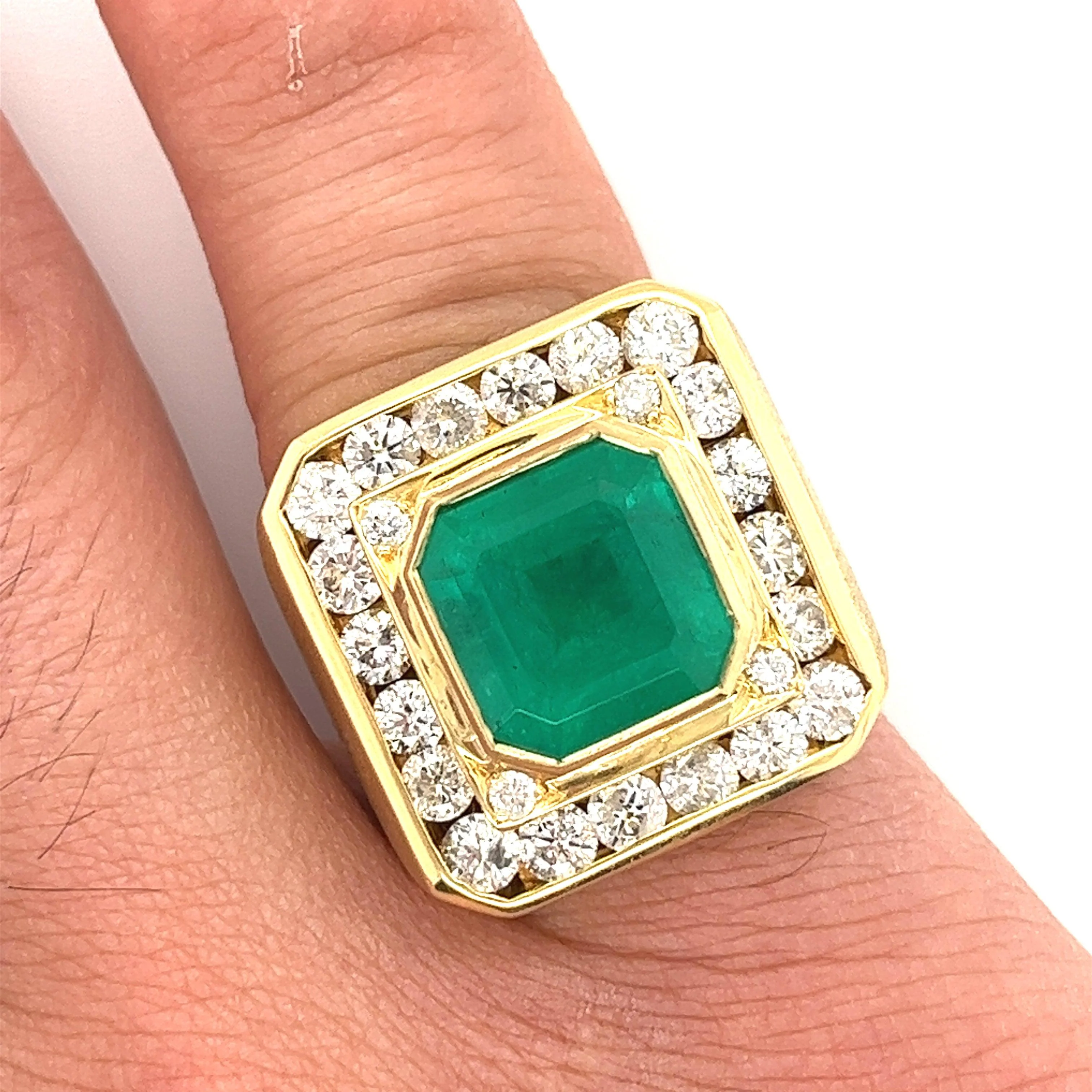5 Carat Emerald Mens Ring With Round Diamond Halo in 18k Yellow Gold - Image 5