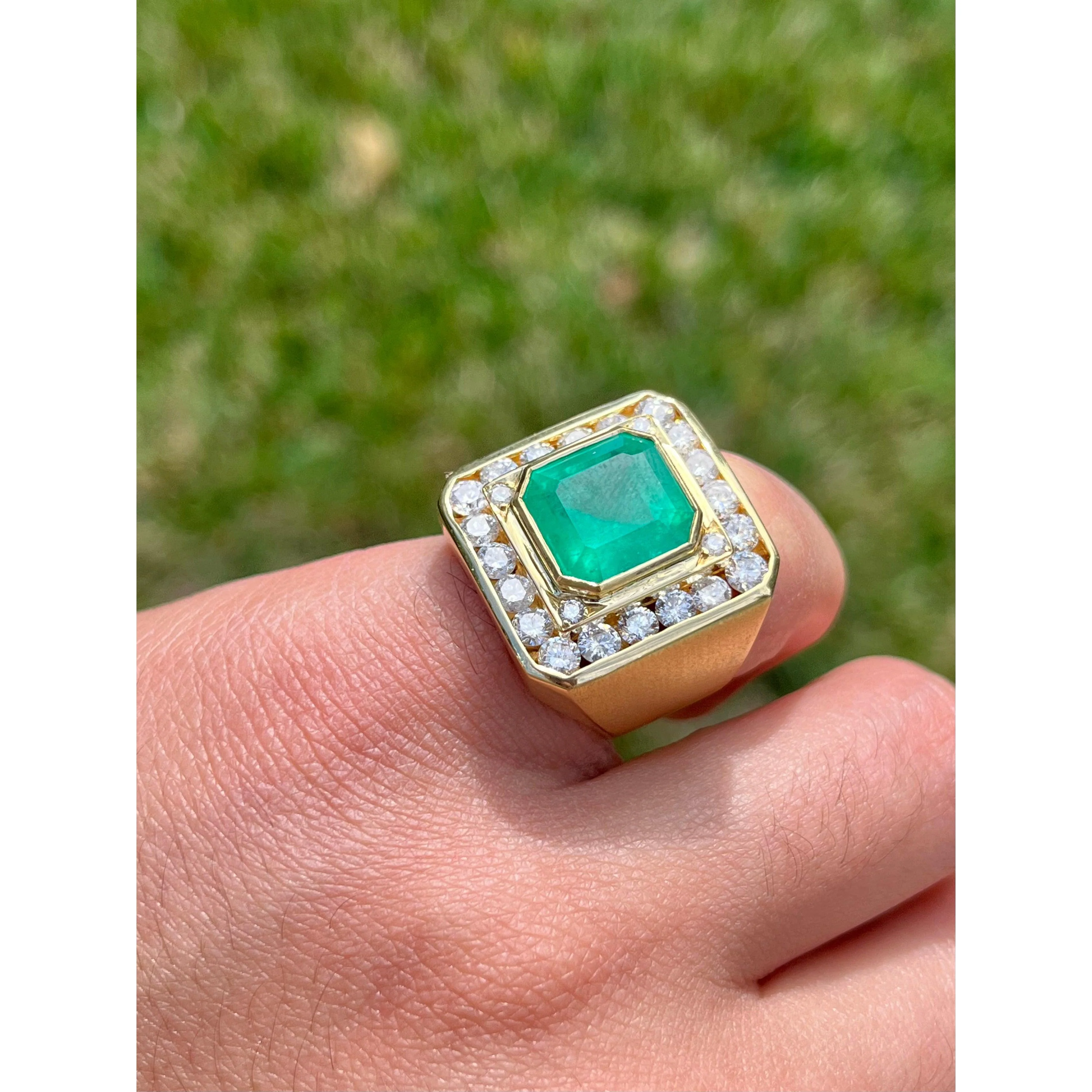 5 Carat Emerald Mens Ring With Round Diamond Halo in 18k Yellow Gold - Image 6