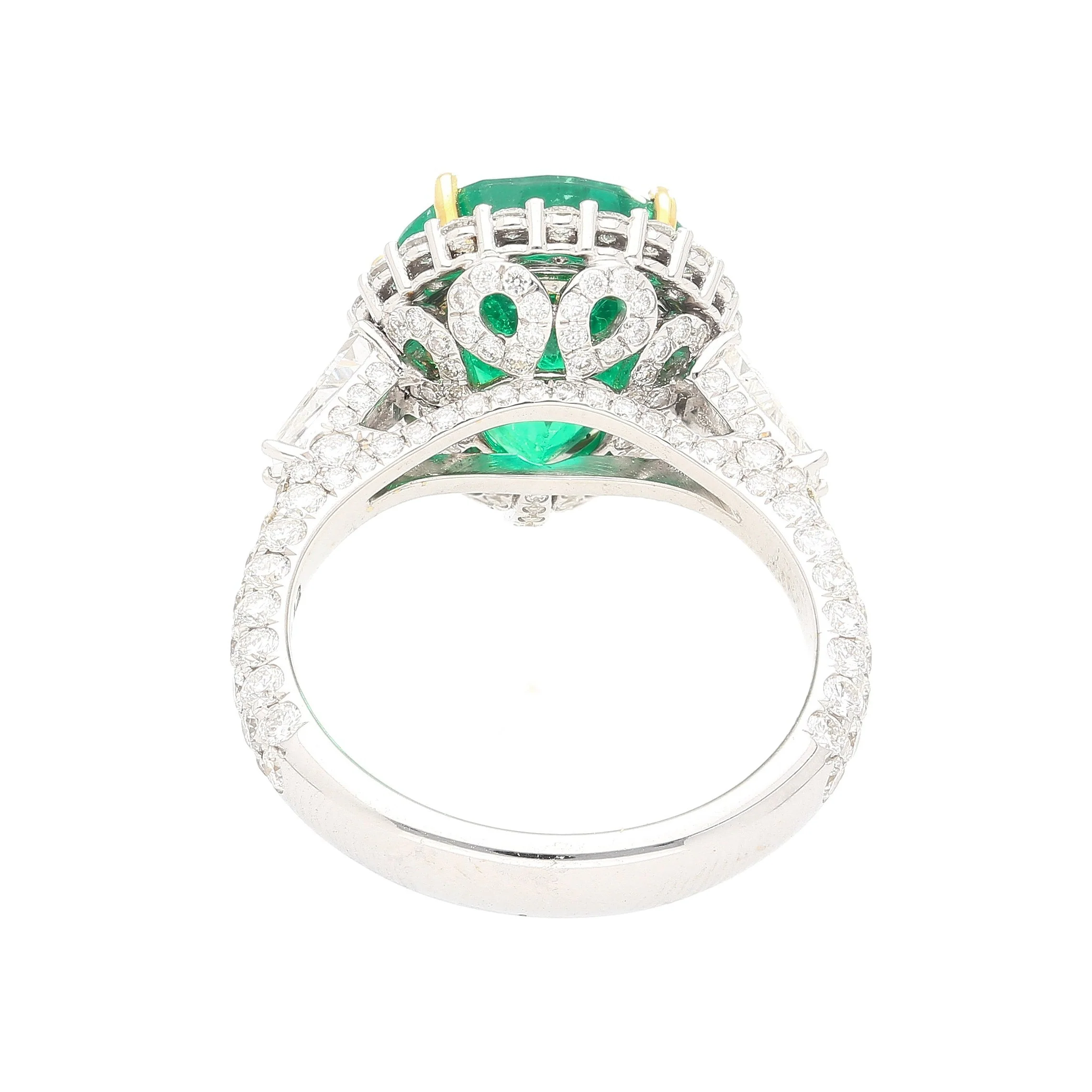 5.12 Carat Pear Cut Colombian Emerald Ring with Baguette Diamond Sides in 18K Gold - Image 5
