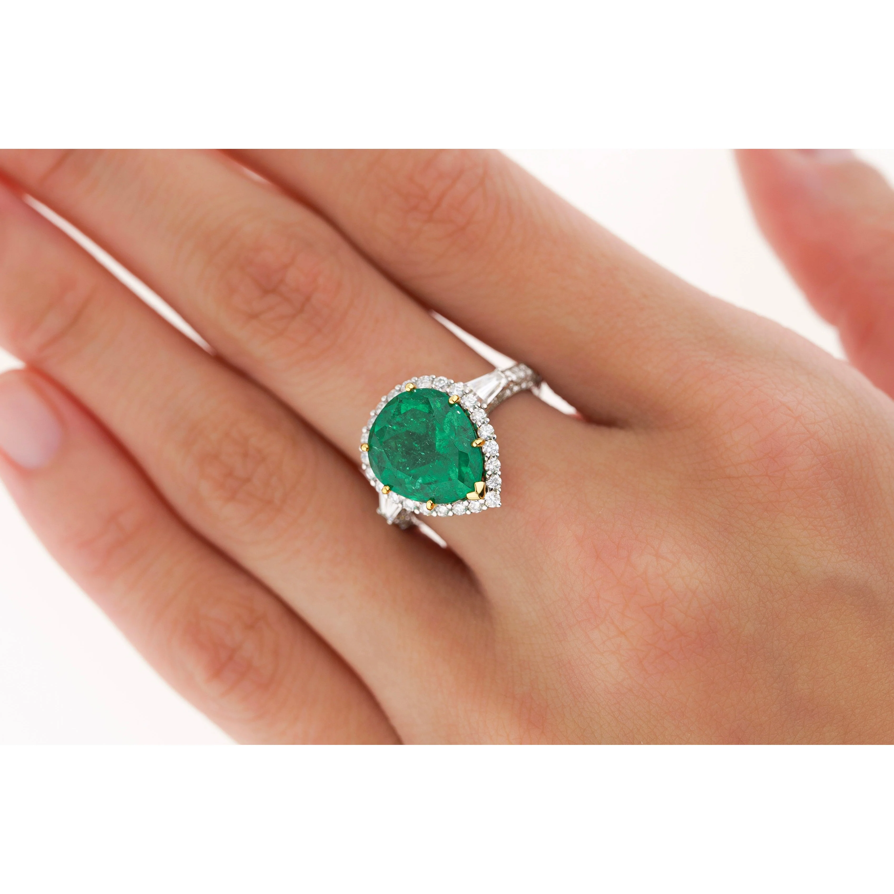 5.12 Carat Pear Cut Colombian Emerald Ring with Baguette Diamond Sides in 18K Gold - Image 7