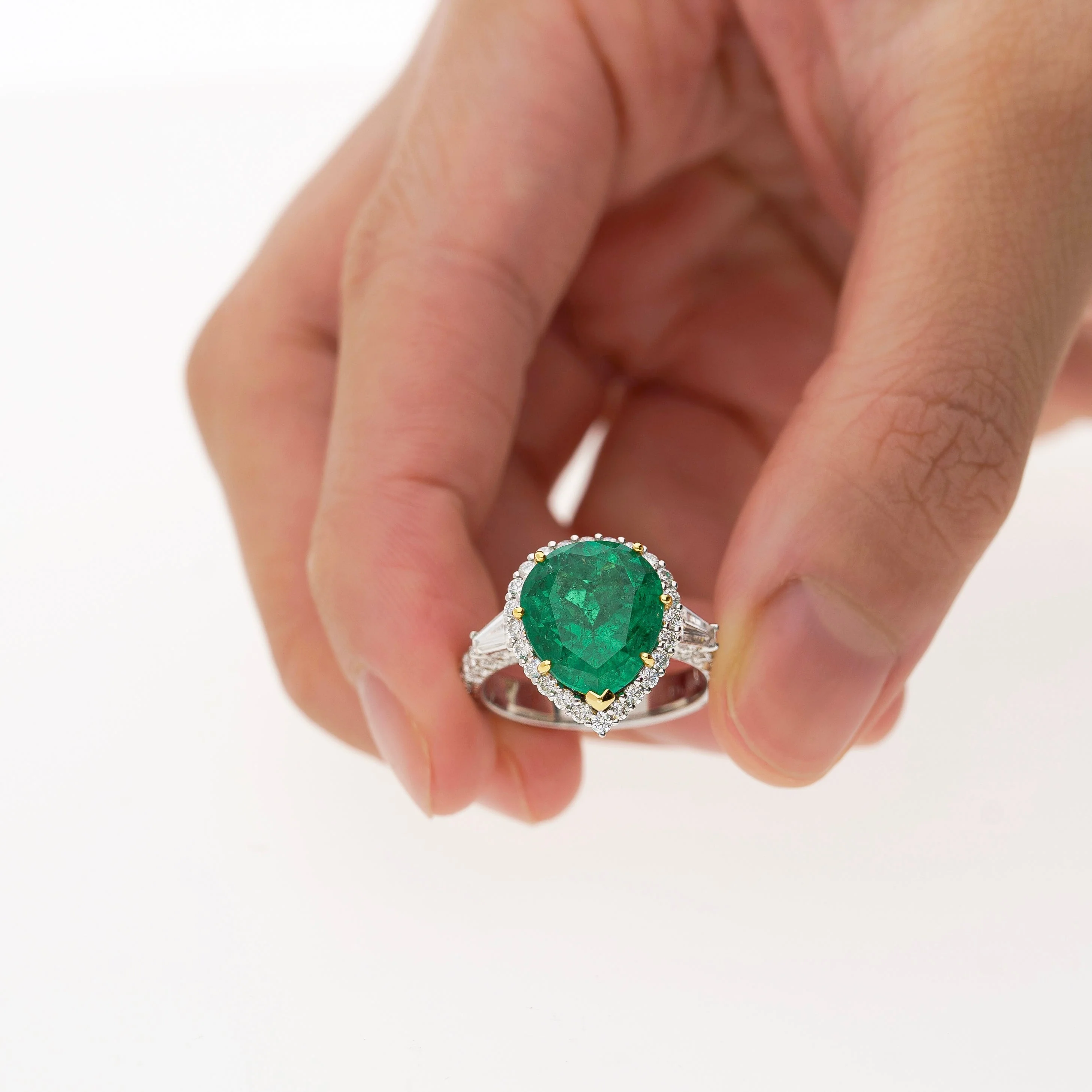 5.12 Carat Pear Cut Colombian Emerald Ring with Baguette Diamond Sides in 18K Gold - Image 8