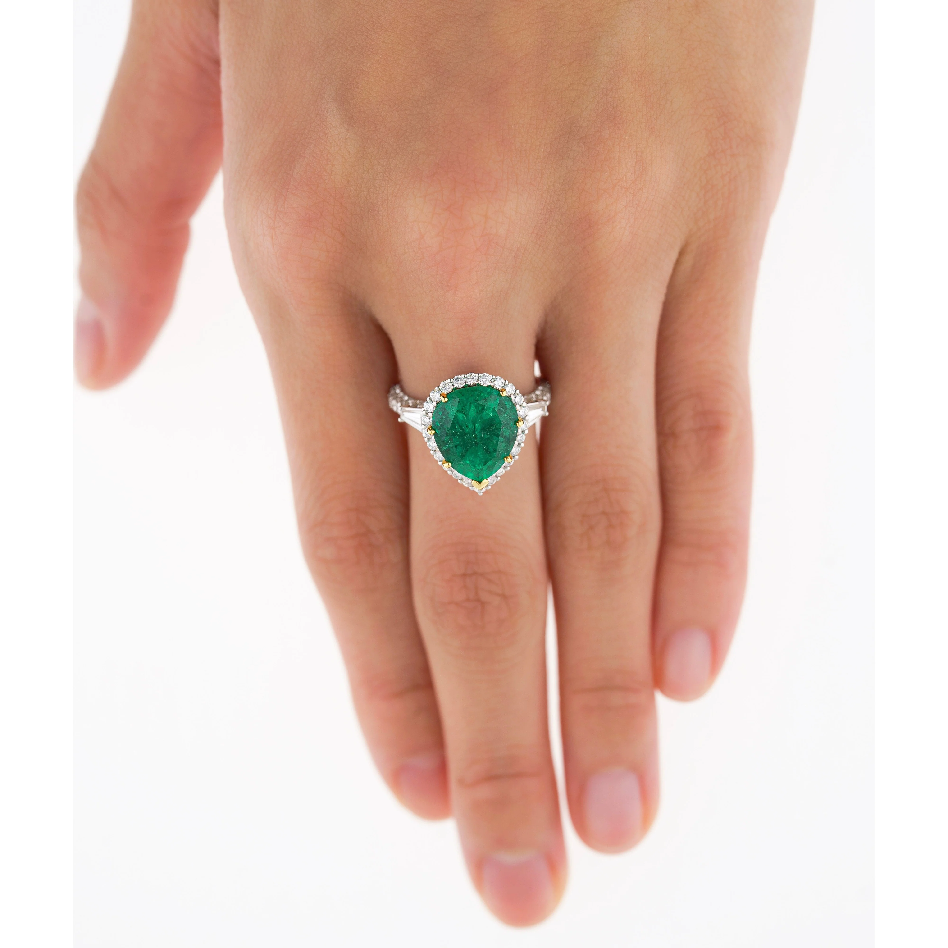 5.12 Carat Pear Cut Colombian Emerald Ring with Baguette Diamond Sides in 18K Gold - Image 9