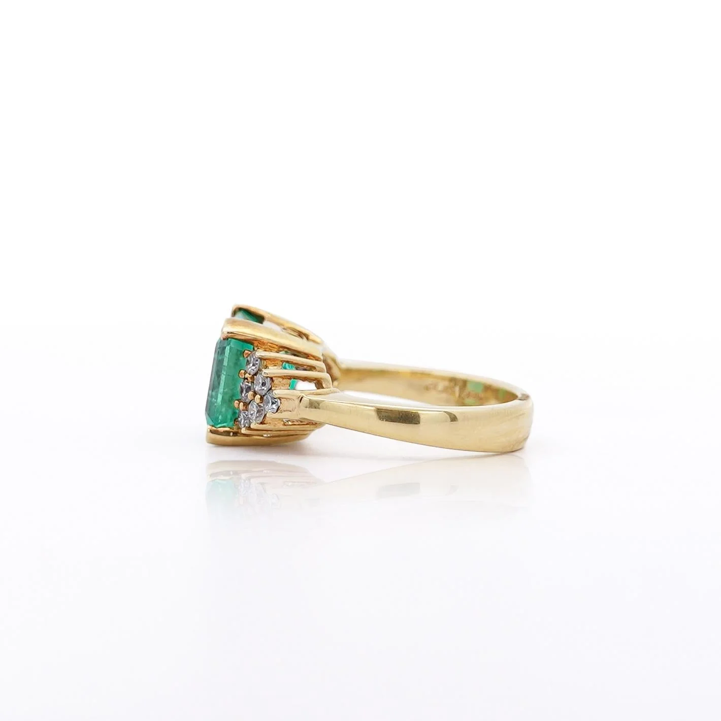 5 Ct Colombian Emerald and Diamond Cluster Side 14K Gold Ring - Image 4