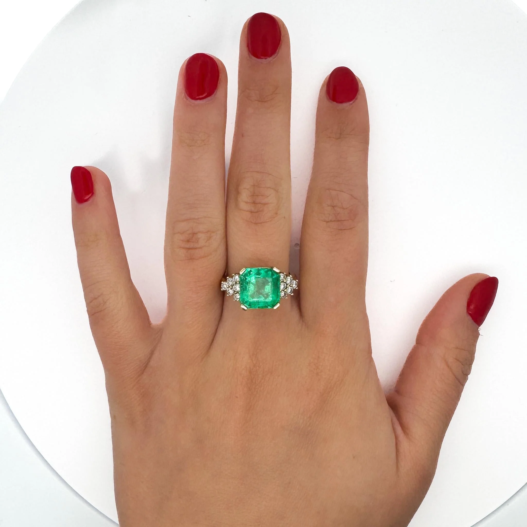 5 Ct Colombian Emerald and Diamond Cluster Side 14K Gold Ring - Image 7