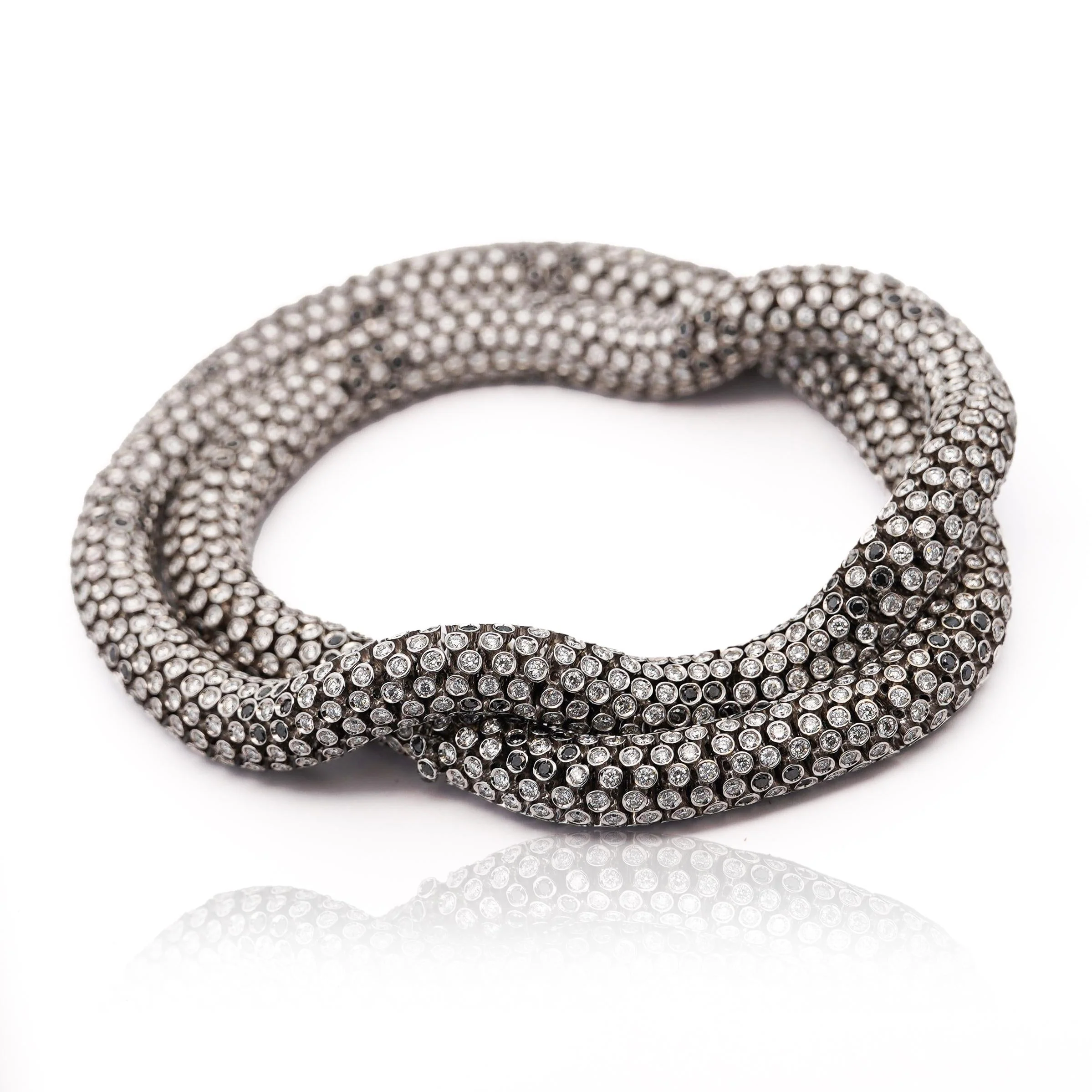 50 Carat Round Cut Diamond Cylinder Undulating Necklace in 18k - Image 4