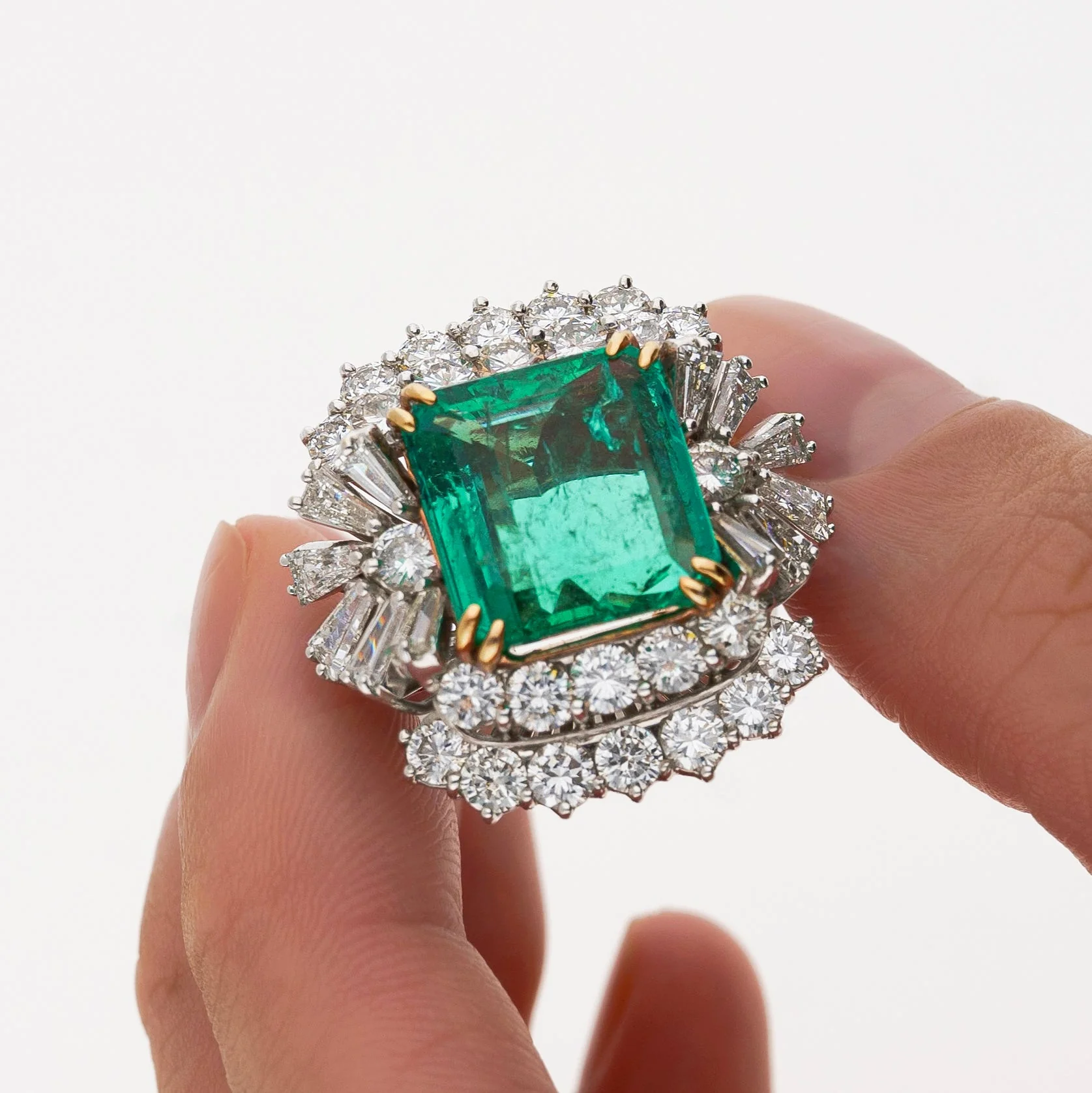 6.26 Carat Emerald Cut Emerald with Trillion and Round Cut Diamond Side Stone Ring in 18K White, Yellow Gold - Image 7