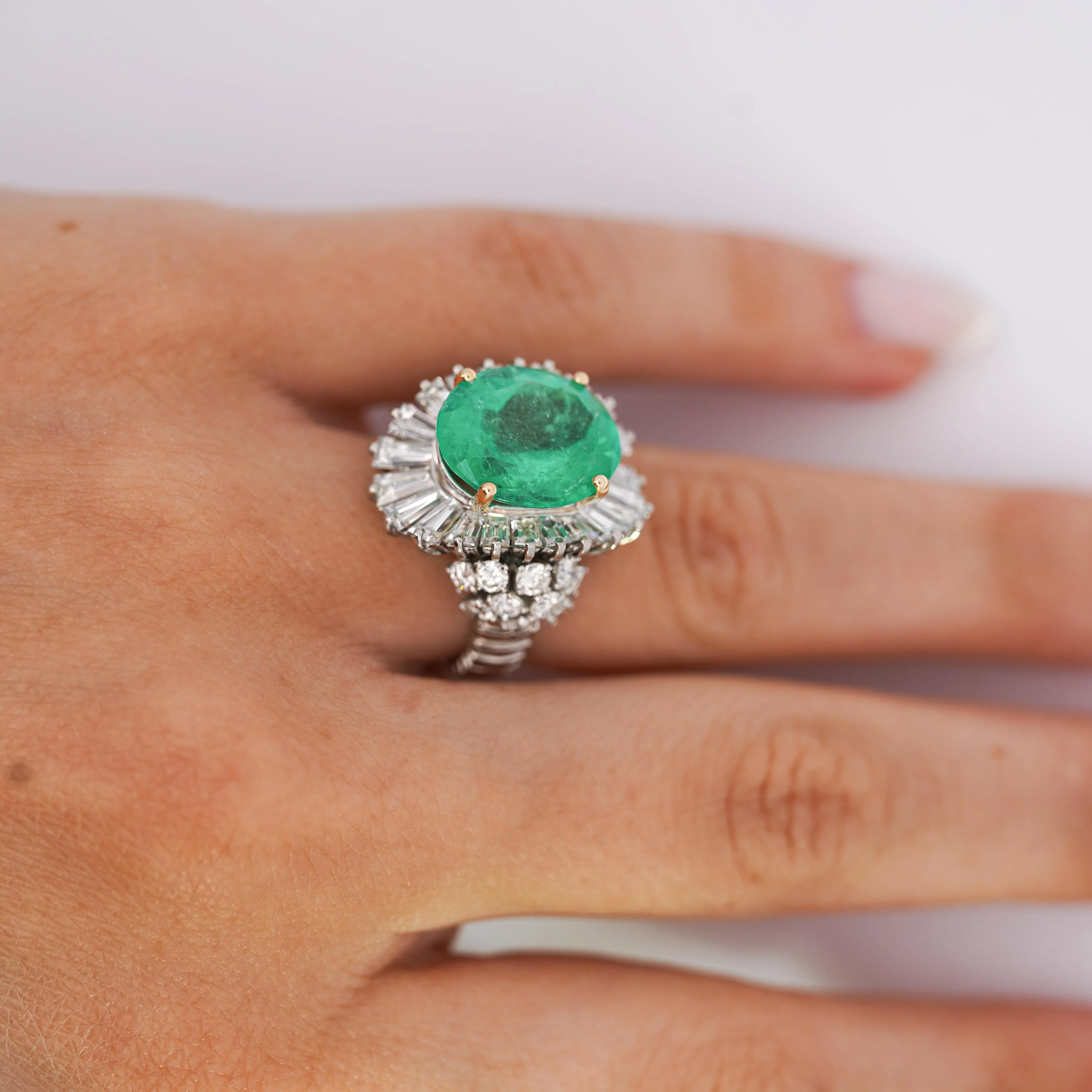 6.8 Carat Oval Cut Colombian Emerald and Diamond Platinum Ring - Image 3