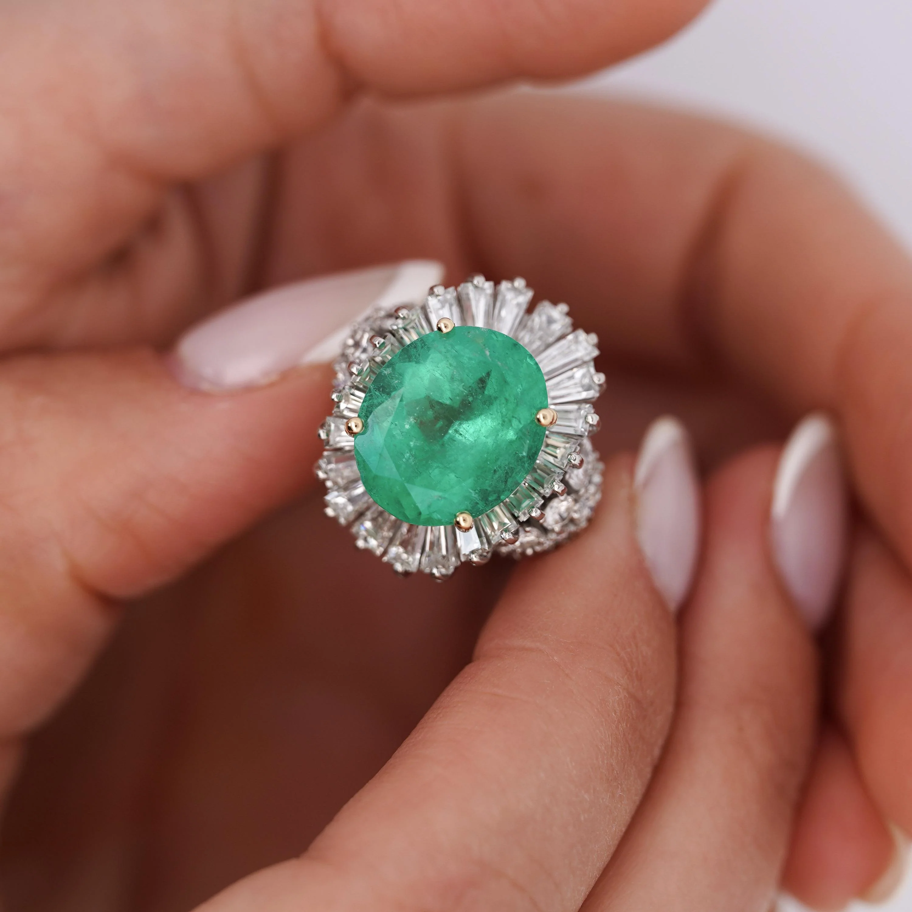 6.8 Carat Oval Cut Colombian Emerald and Diamond Platinum Ring - Image 4