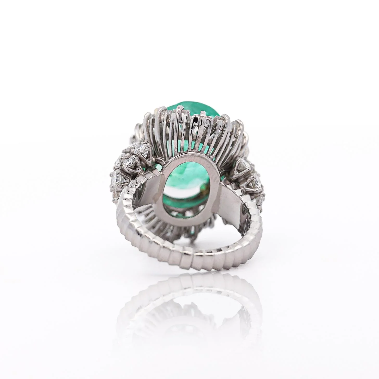 6.8 Carat Oval Cut Colombian Emerald and Diamond Platinum Ring - Image 7