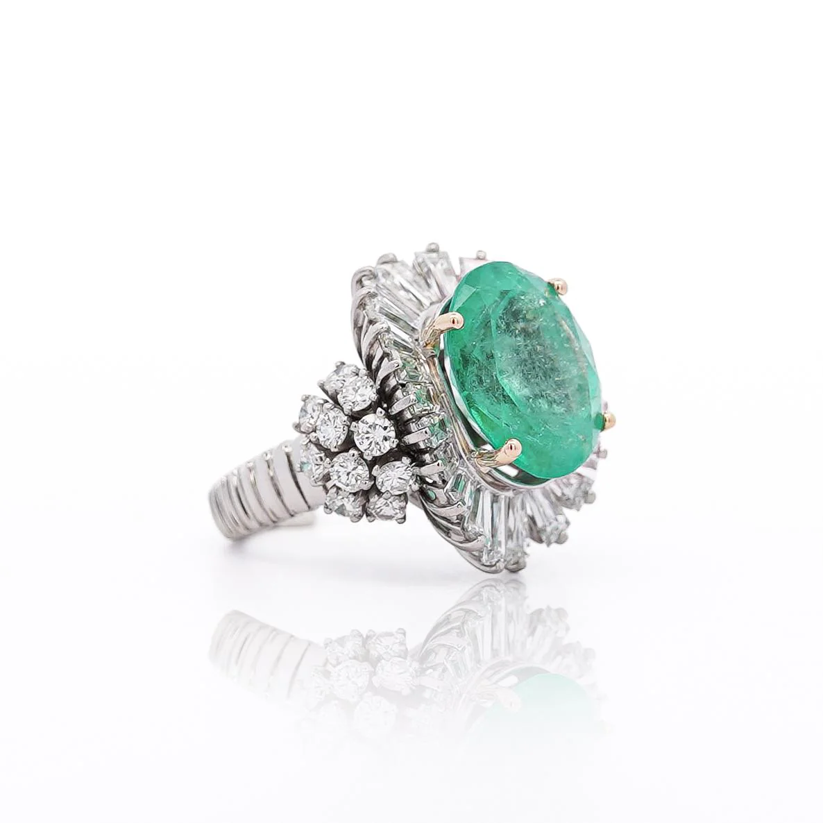 6.8 Carat Oval Cut Colombian Emerald and Diamond Platinum Ring - Image 8