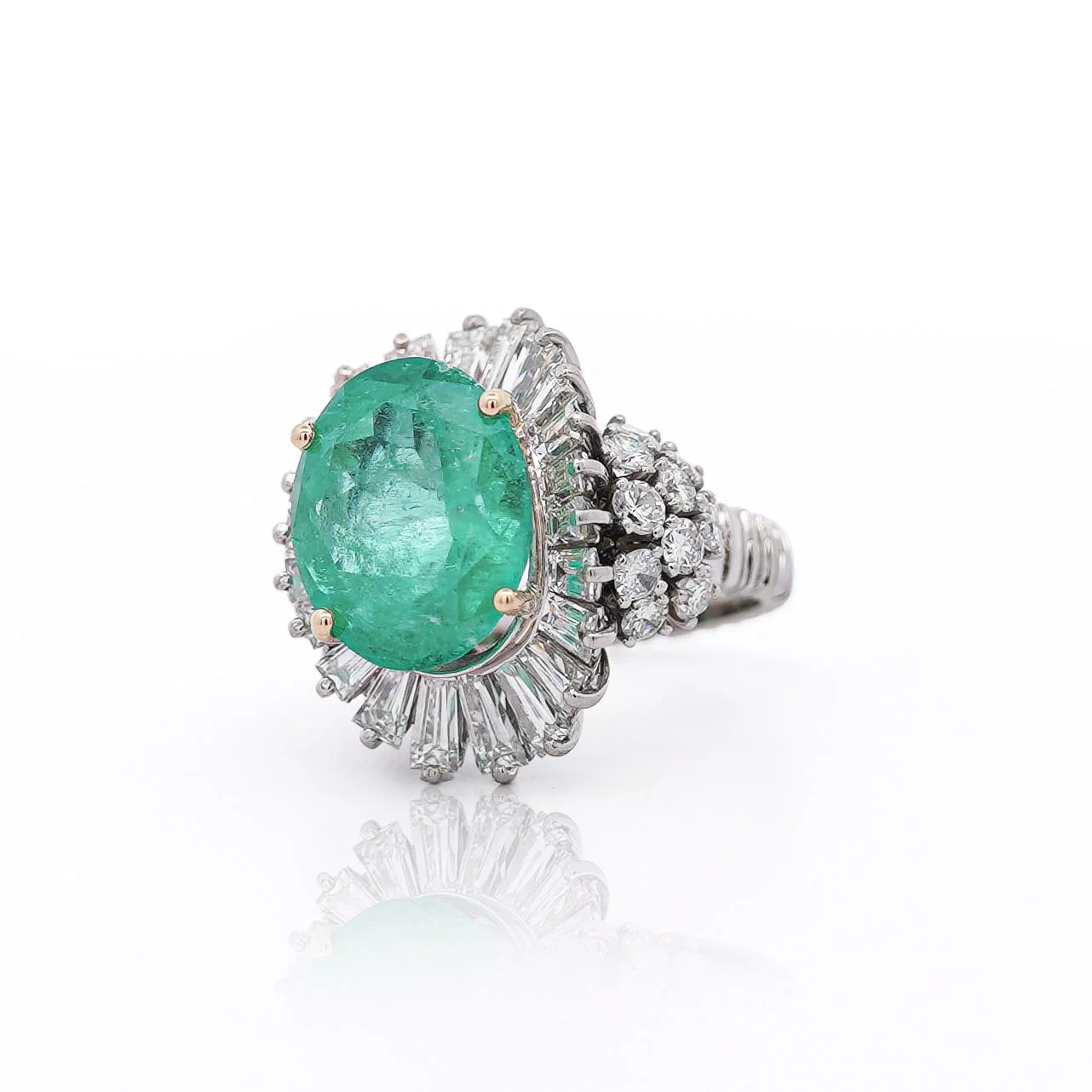 6.8 Carat Oval Cut Colombian Emerald and Diamond Platinum Ring - Image 9