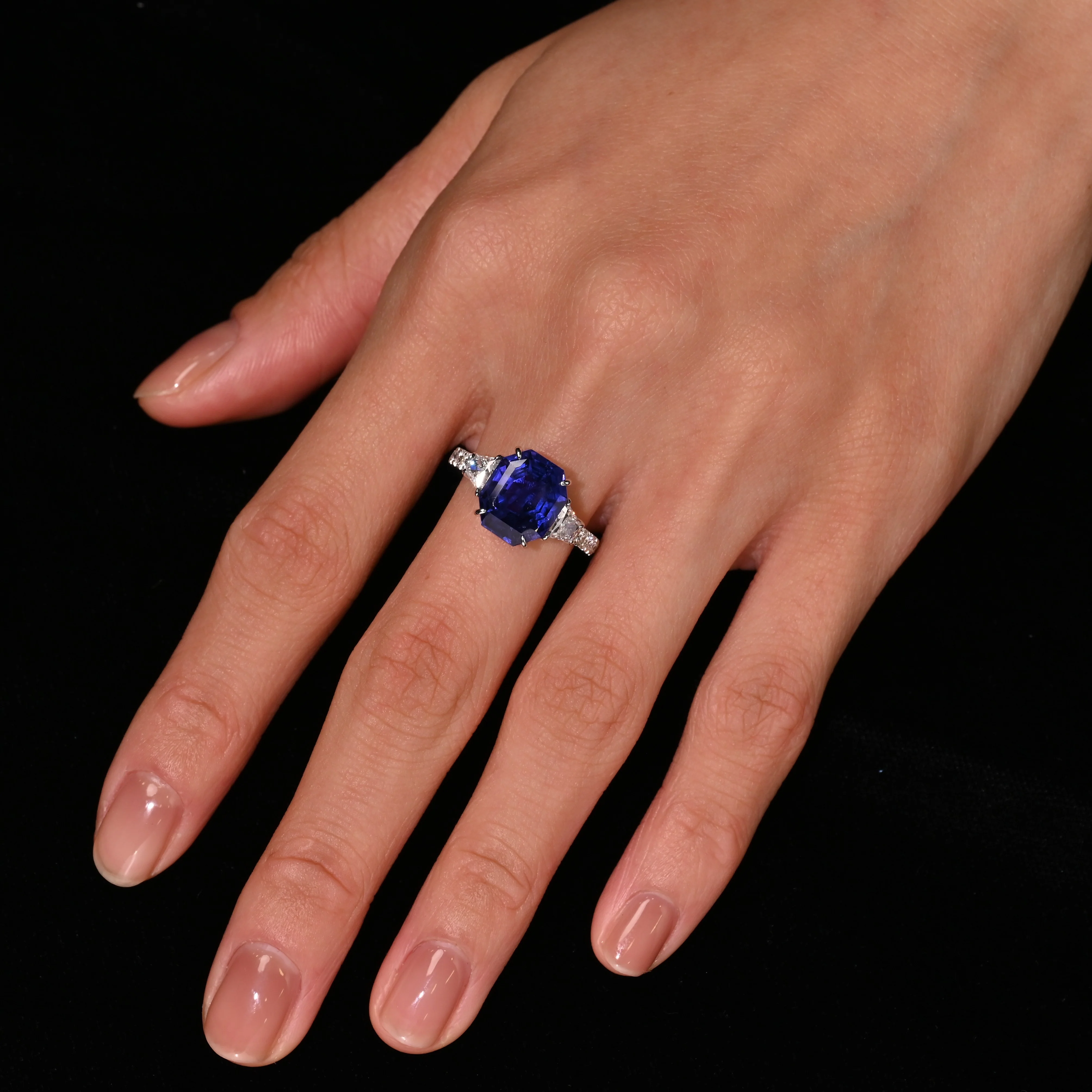 7.19 Carat Color Changing No Heat Ceylon Sapphire and Diamond Ring - Image 4