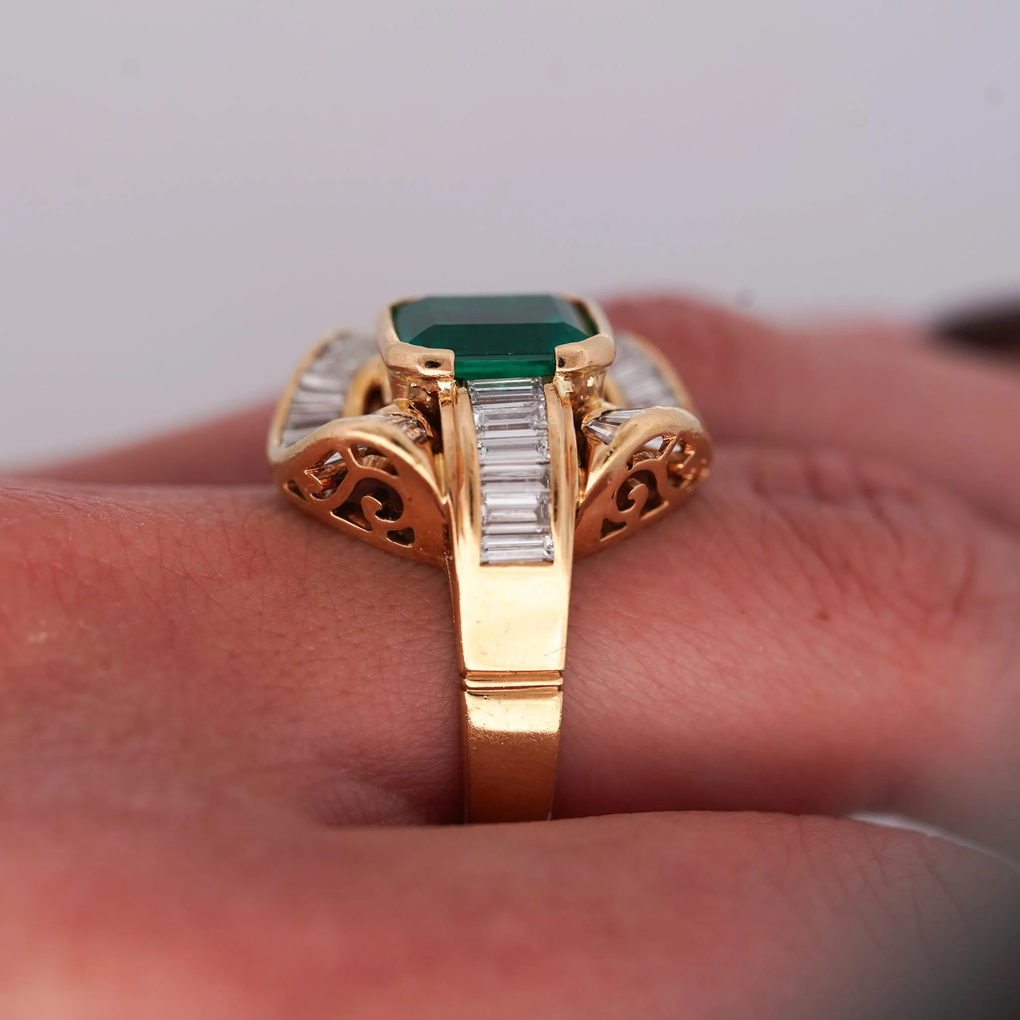 7.35 Carat Emerald & Baguette Diamond Ballerina 18K Gold Cocktail Ring - Image 10