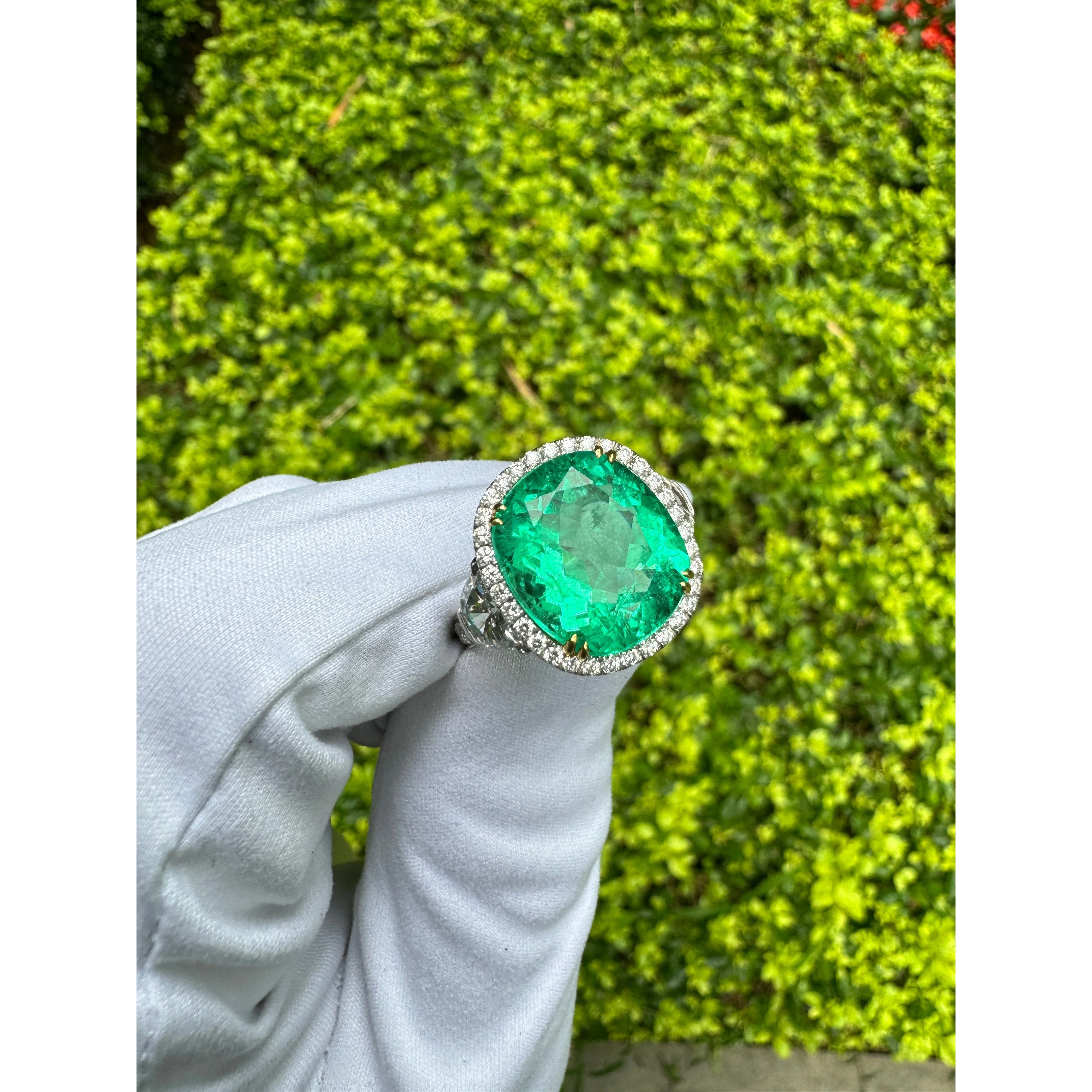 AGL Certified 7.36 Carat No Oil Cushion-Cut Colombian Emerald & Half Moon Cut Diamonds Ring - Image 7