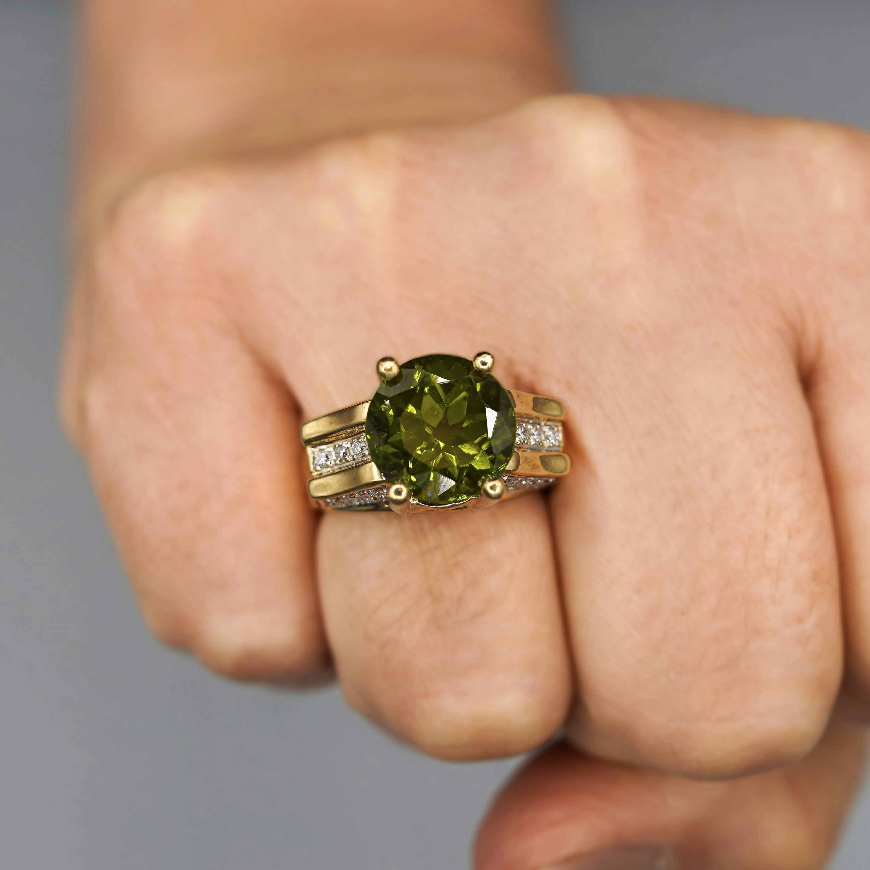 8.17 Carat Round Cut Peridot & Diamond 18K Gold Statement Ring - Image 5