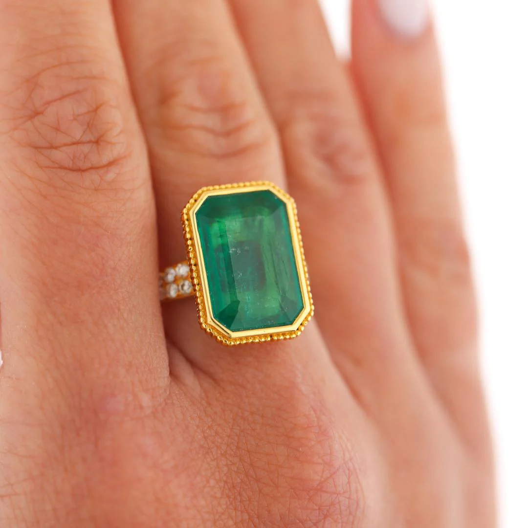 8.57 Carat Vivid Green Emerald and Diamond Milgrain Bezel 18K Gold Ring - Image 2