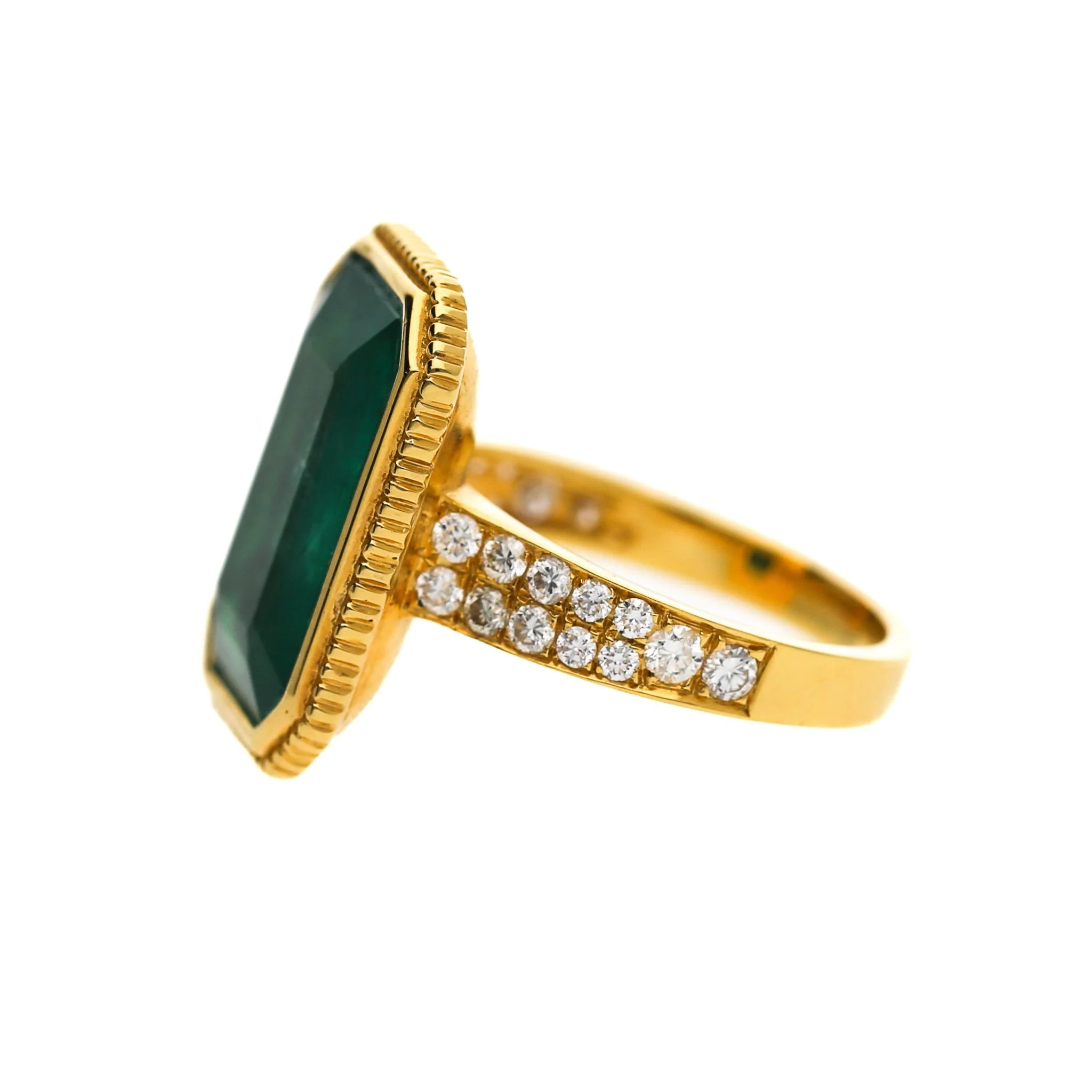 8.57 Carat Vivid Green Emerald and Diamond Milgrain Bezel 18K Gold Ring - Image 4
