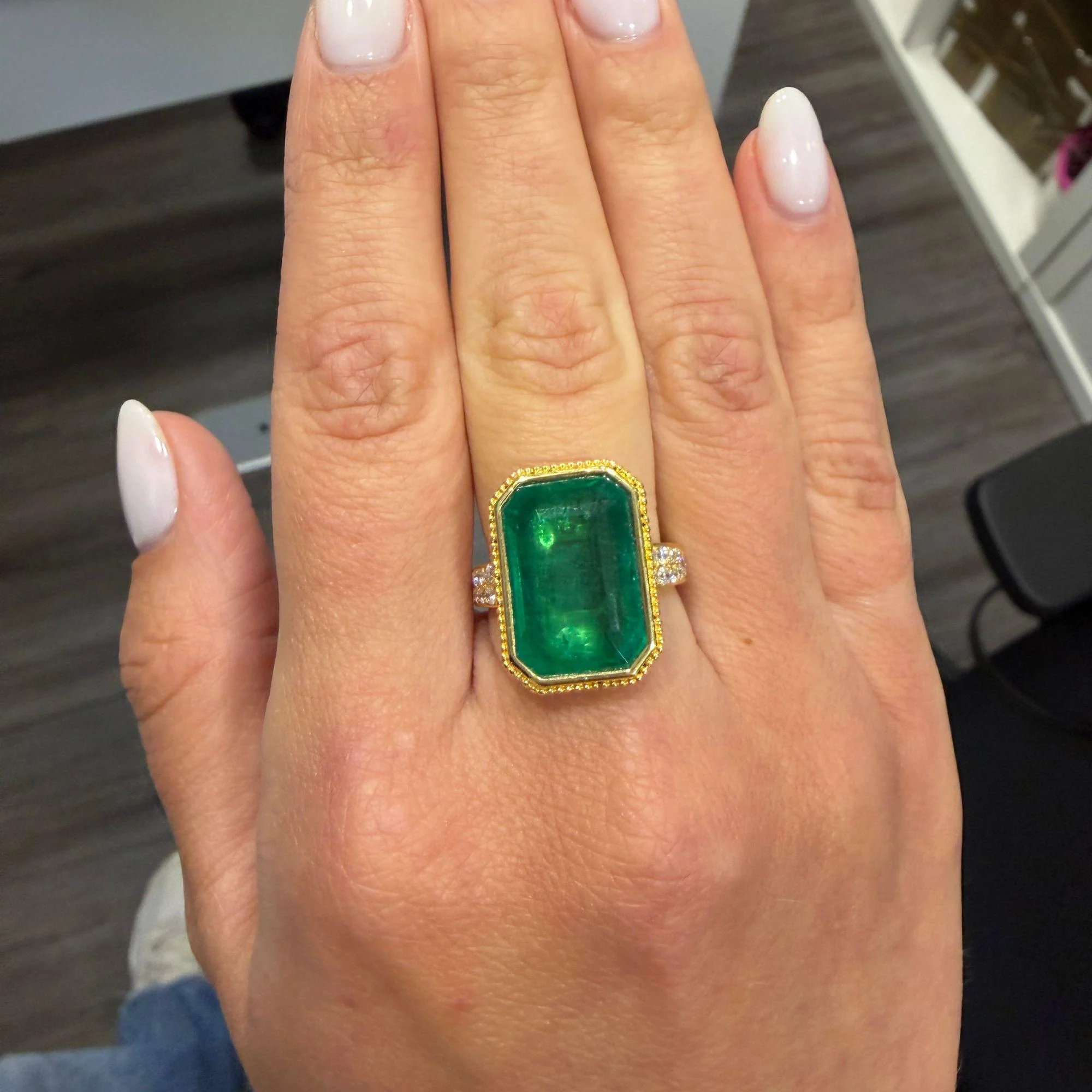 8.57 Carat Vivid Green Emerald and Diamond Milgrain Bezel 18K Gold Ring - Image 7