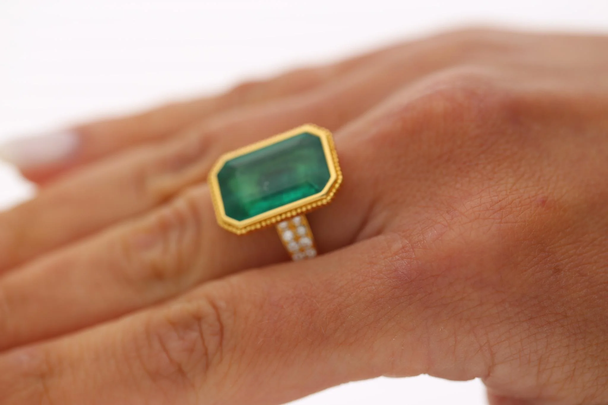 8.57 Carat Vivid Green Emerald and Diamond Milgrain Bezel 18K Gold Ring - Image 8