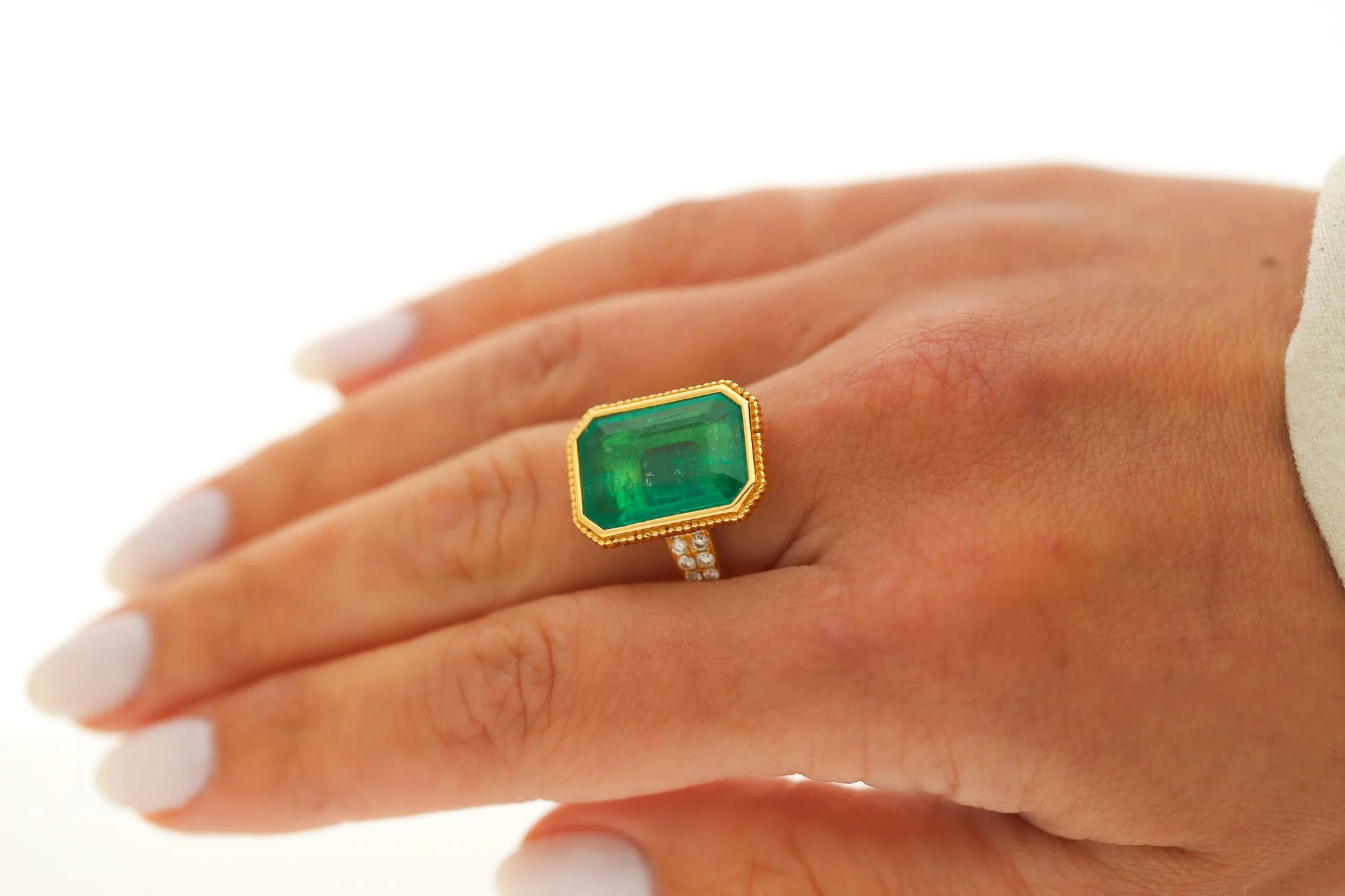 8.57 Carat Vivid Green Emerald and Diamond Milgrain Bezel 18K Gold Ring - Image 9