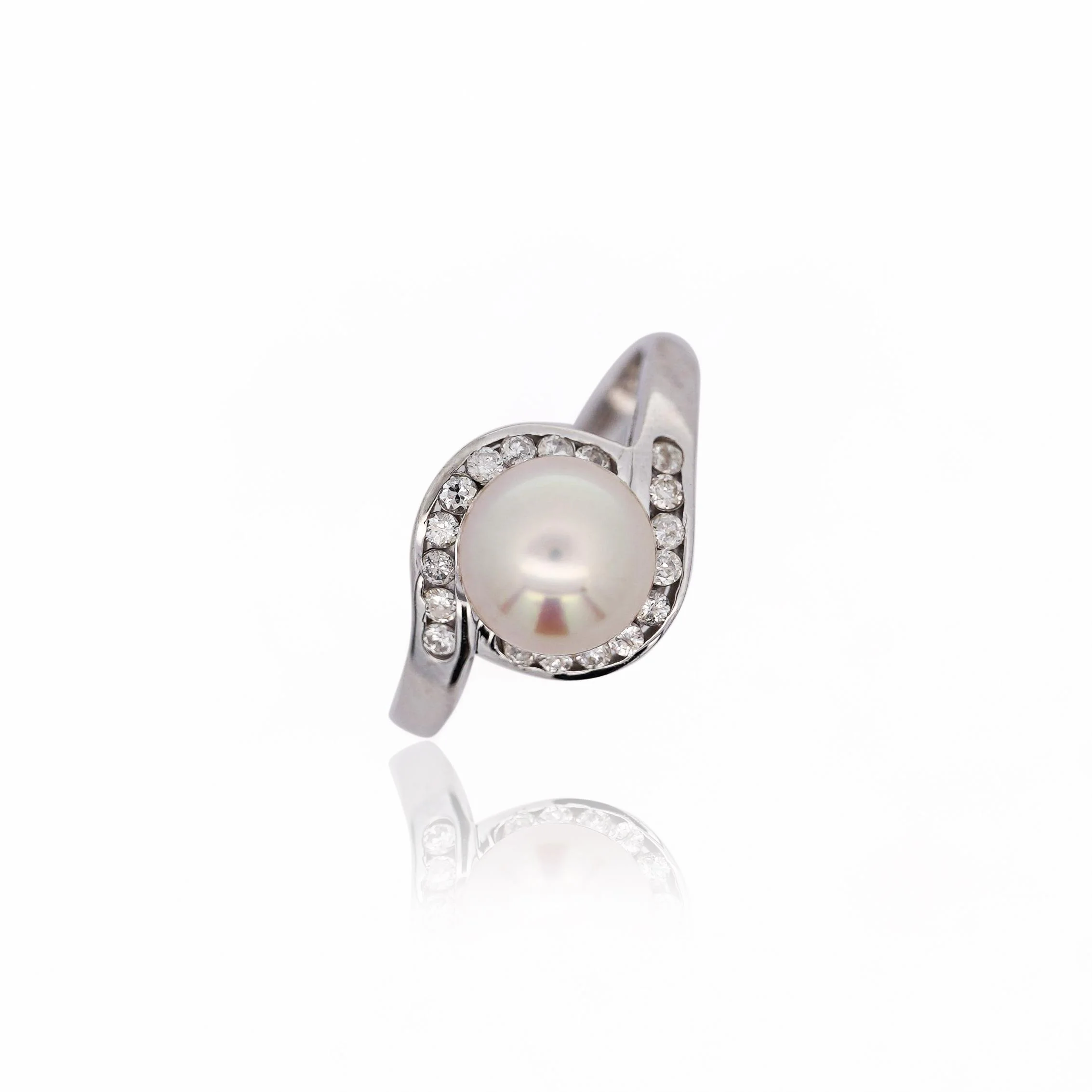 8.5mm White Pearl and Round Diamond Bypass Platinum Ring - Image 6