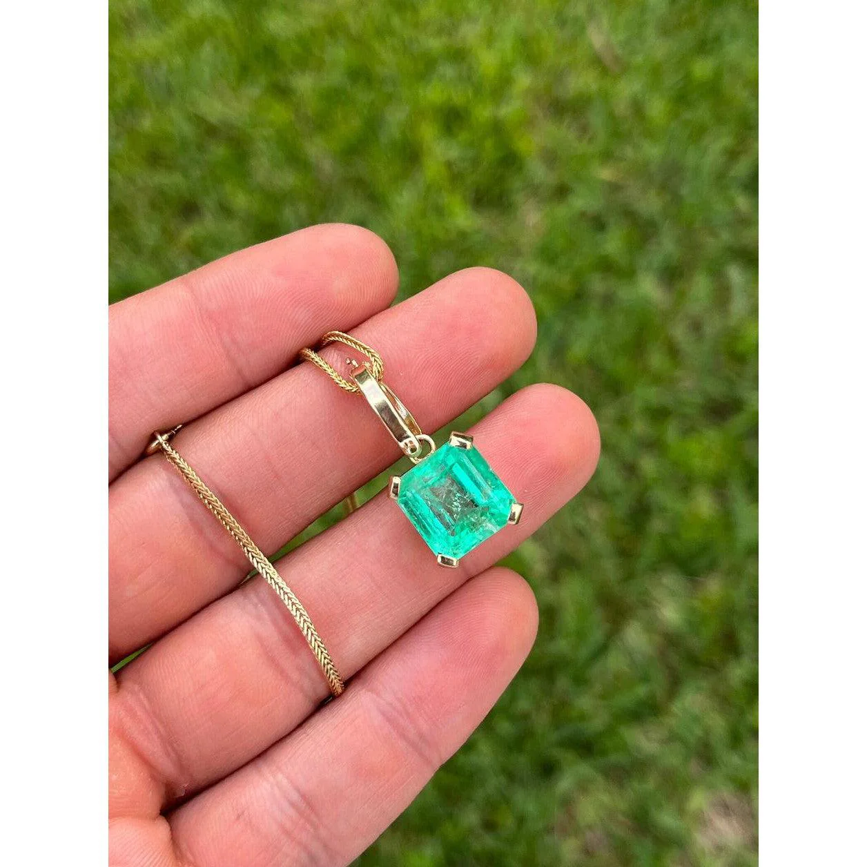 8 Carat Colombian Emerald Solitaire Pendant Necklace in 14k Gold - Image 5