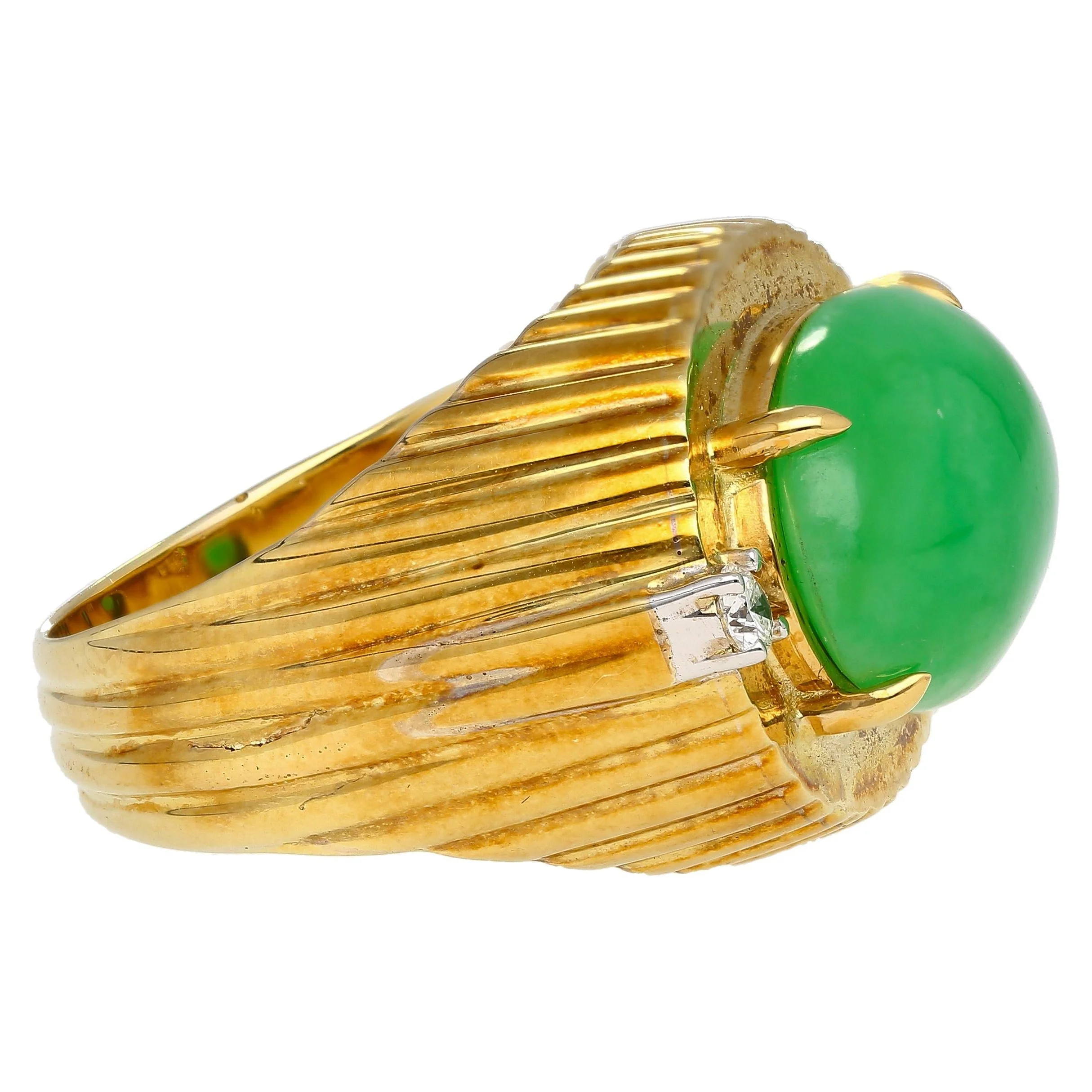 9.40 Carat Type A Fei Cui Jadeite Jade and Diamond Ring in Textured 18K Gold - Image 4