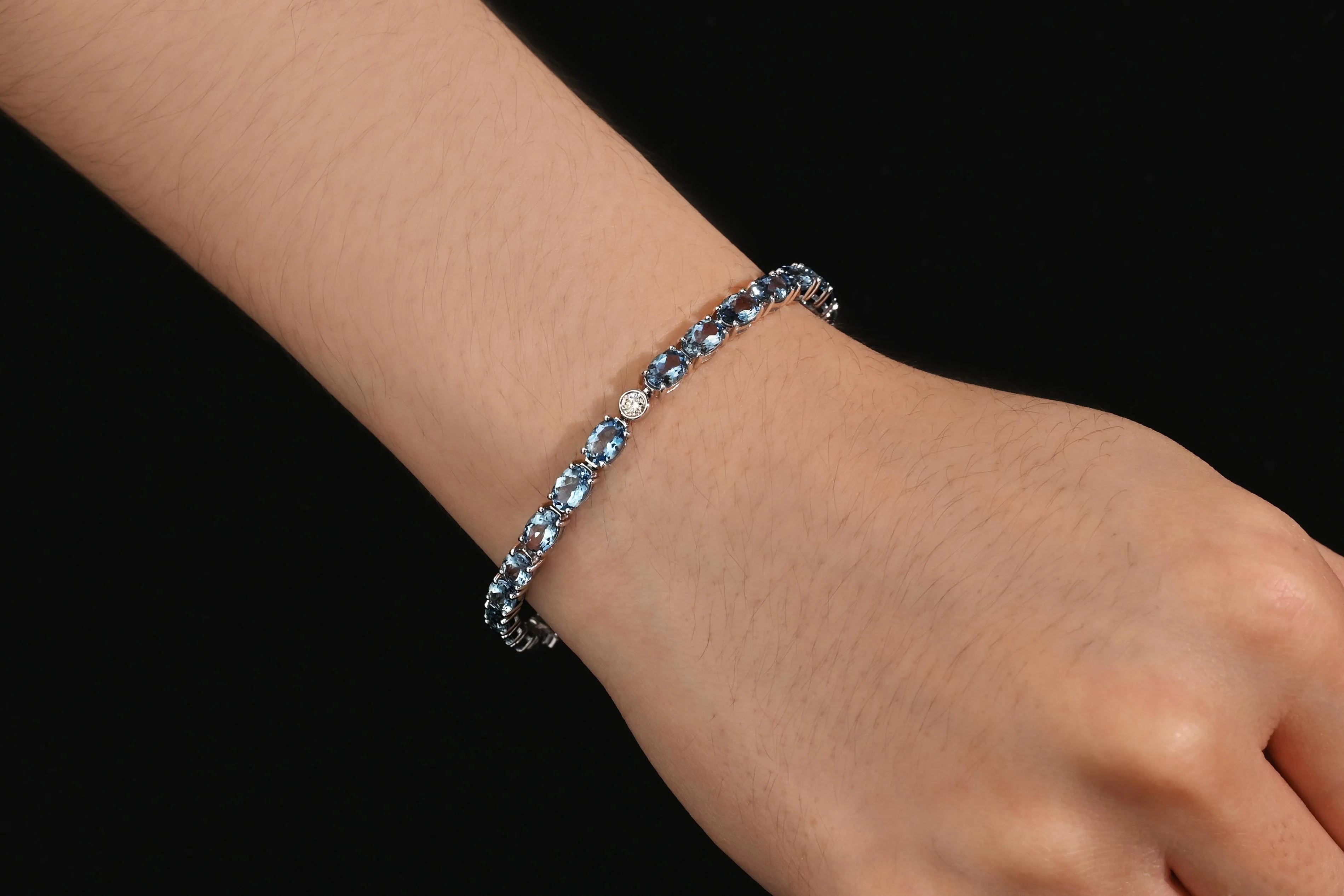 9 Carat Aquamarine & Diamond Single Single 18k White Gold Bracelet - Image 3
