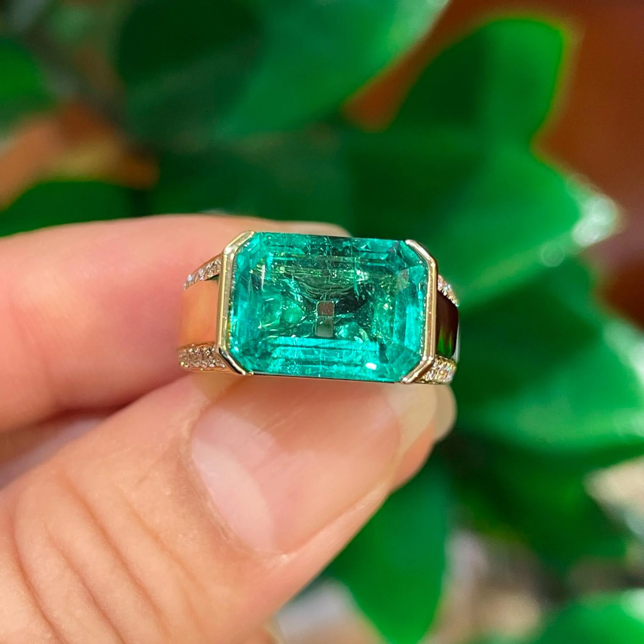 AGL Cert 5.21 Carat Colombian Emerald East-West 18K Gold Unisex Ring - Image 3