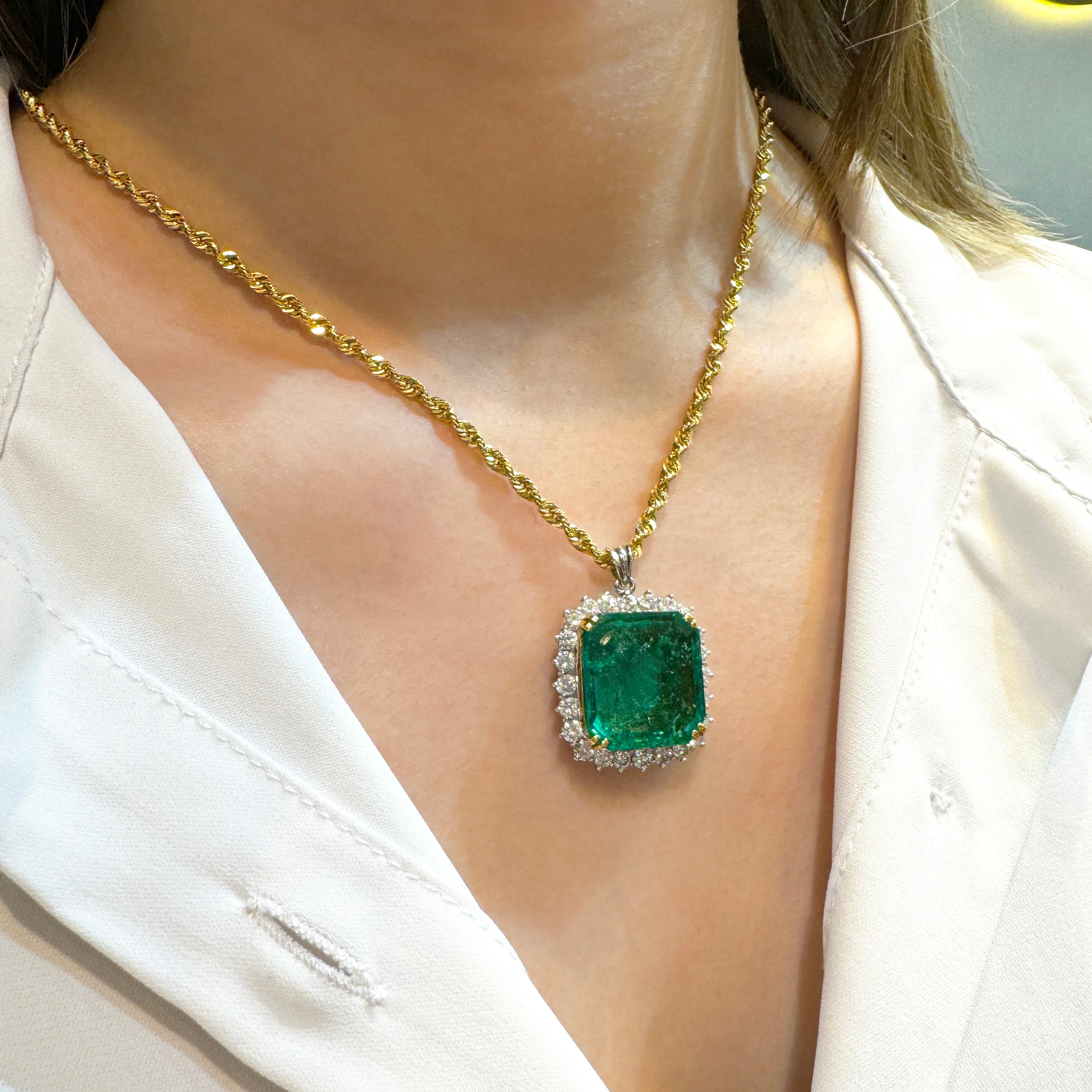 AGL Certified 13.49 Carat Minor Oil Colombian Emerald & Diamond Halo Platinum Necklace - Image 7