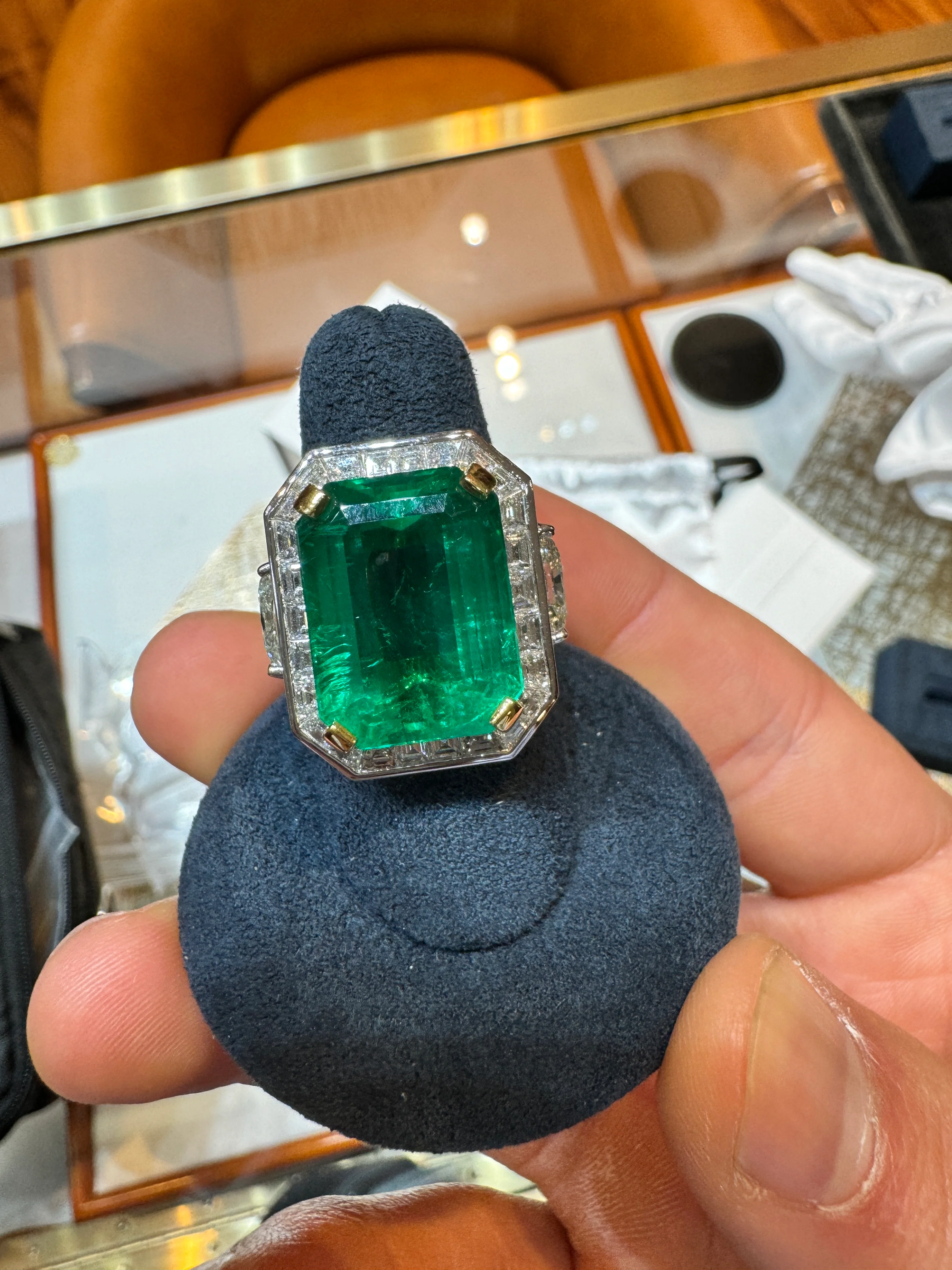 AGL Certified 15.78 Carat No Oil Emerald and Half Moon Cut Diamond Ring - Image 5