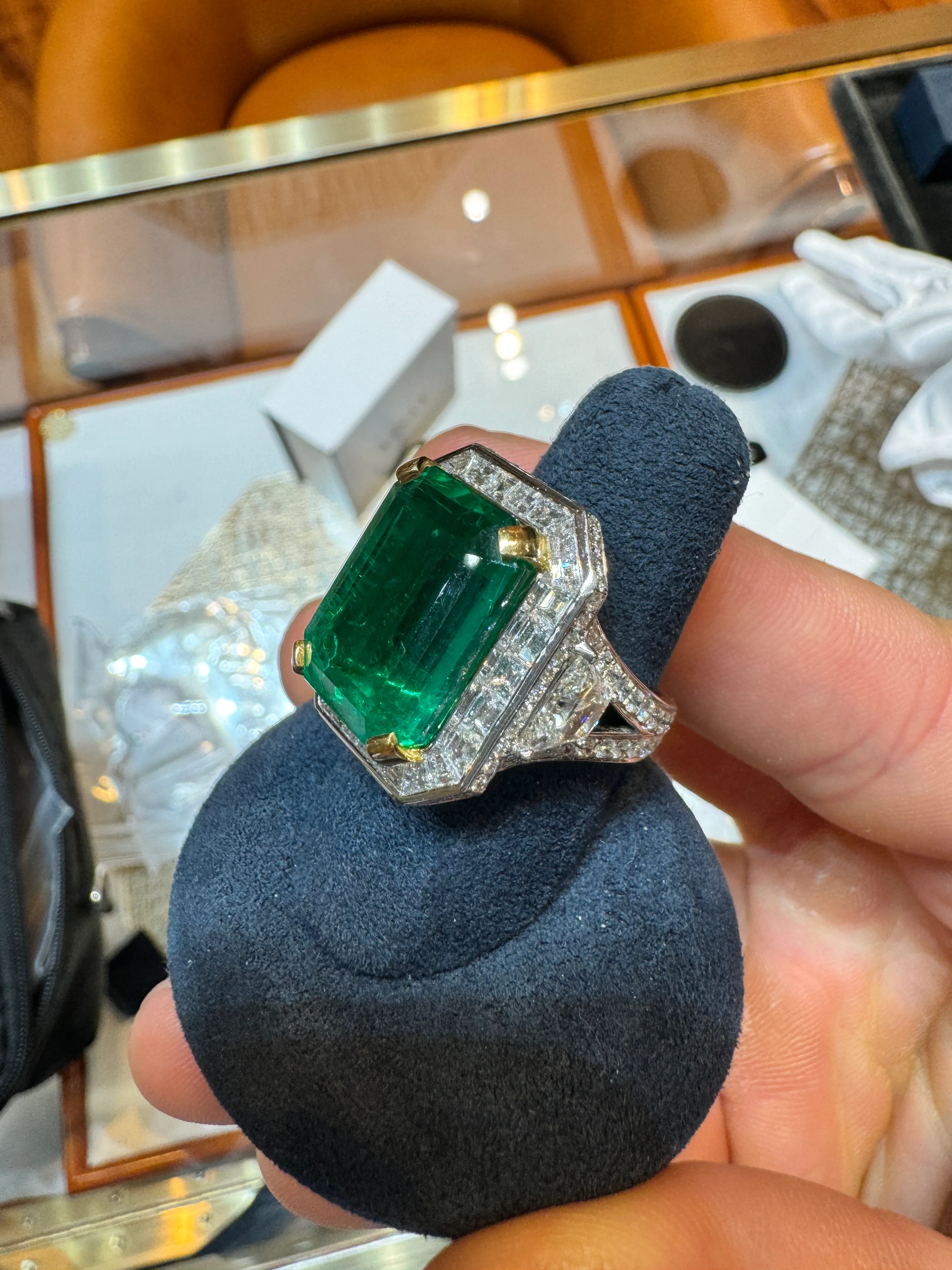 AGL Certified 15.78 Carat No Oil Emerald and Half Moon Cut Diamond Ring - Image 6