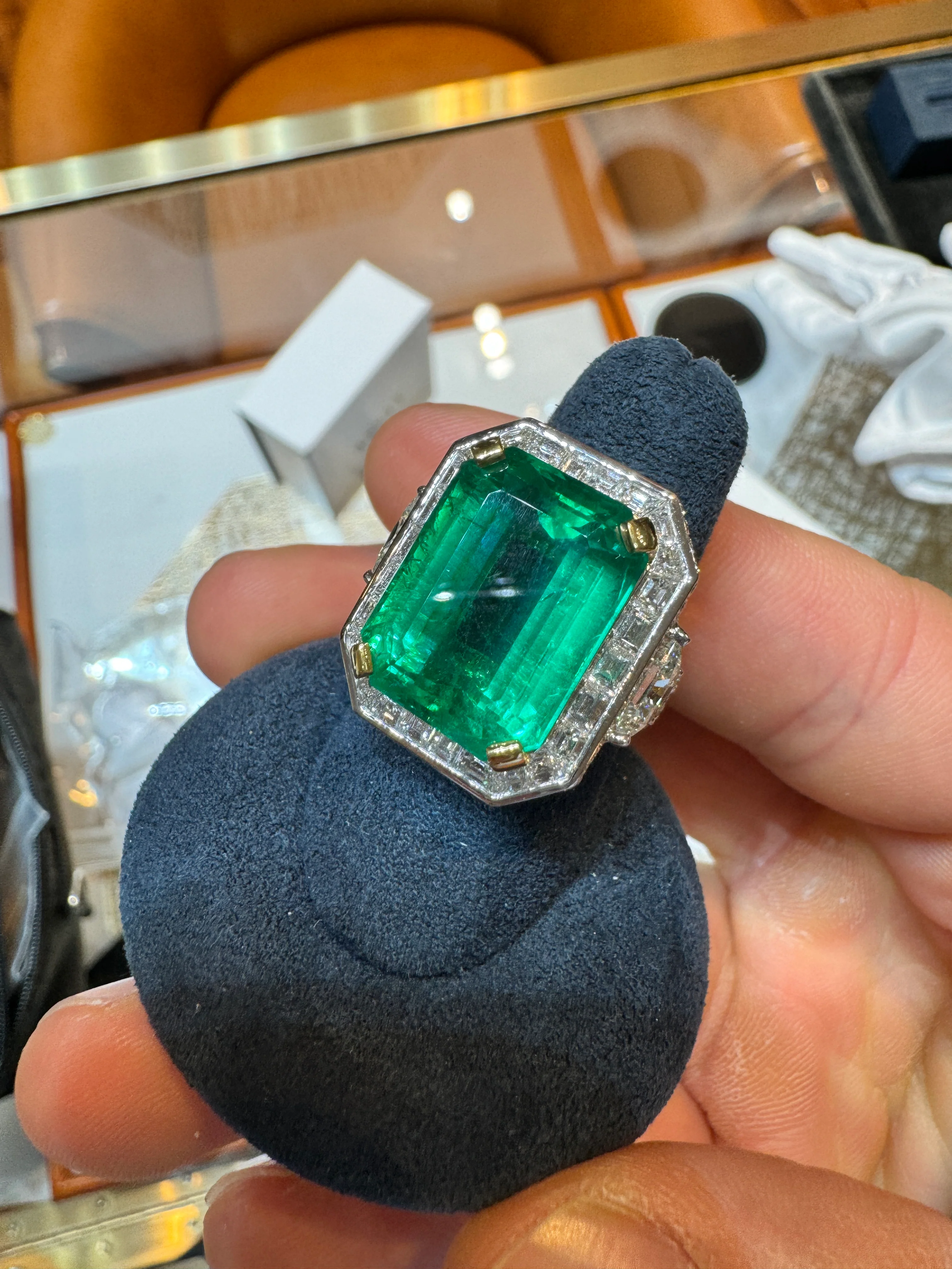AGL Certified 15.78 Carat No Oil Emerald and Half Moon Cut Diamond Ring - Image 7