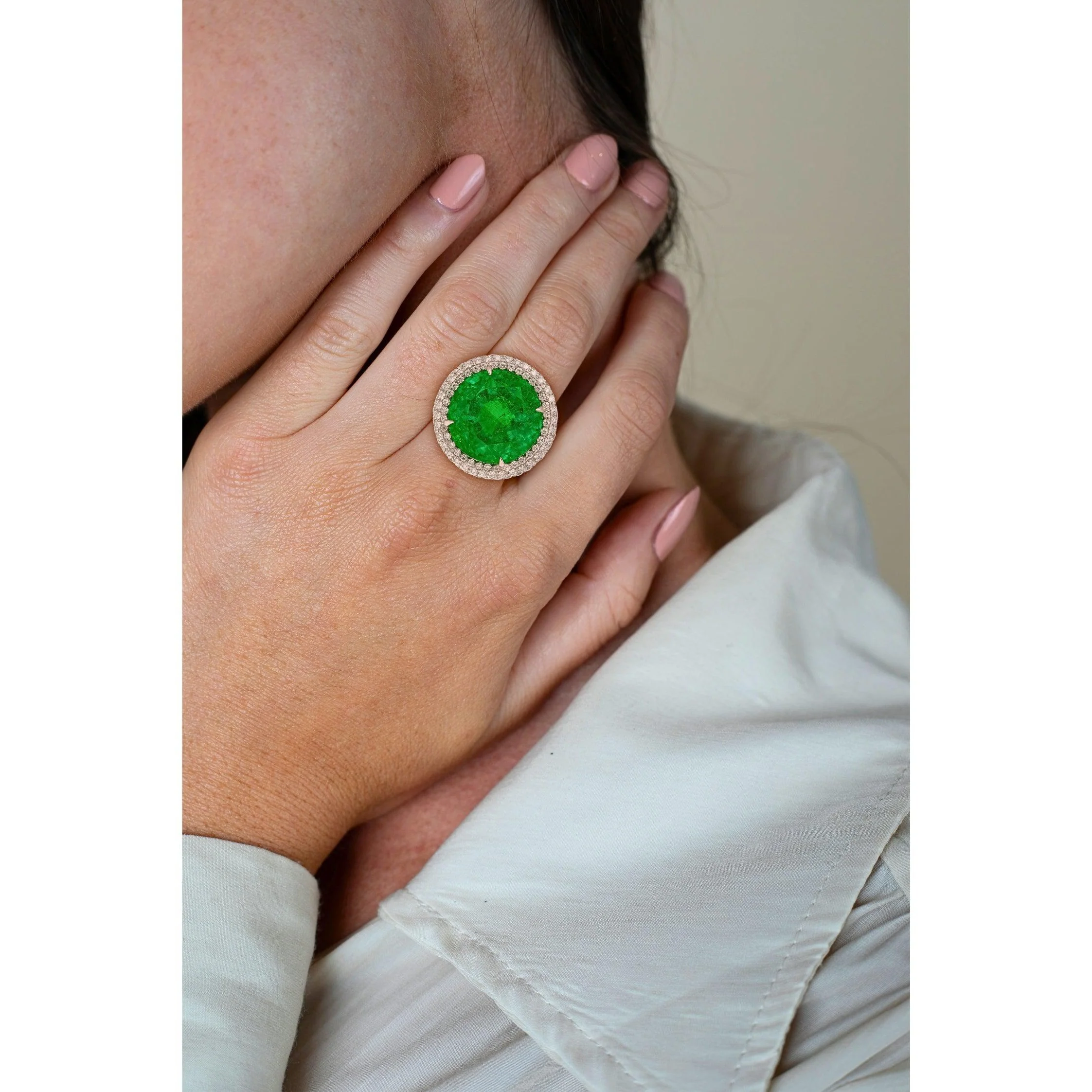 AGL Certified 15 Carat Round Cut Colombian Emerald and Diamond Halo Ring - Image 3