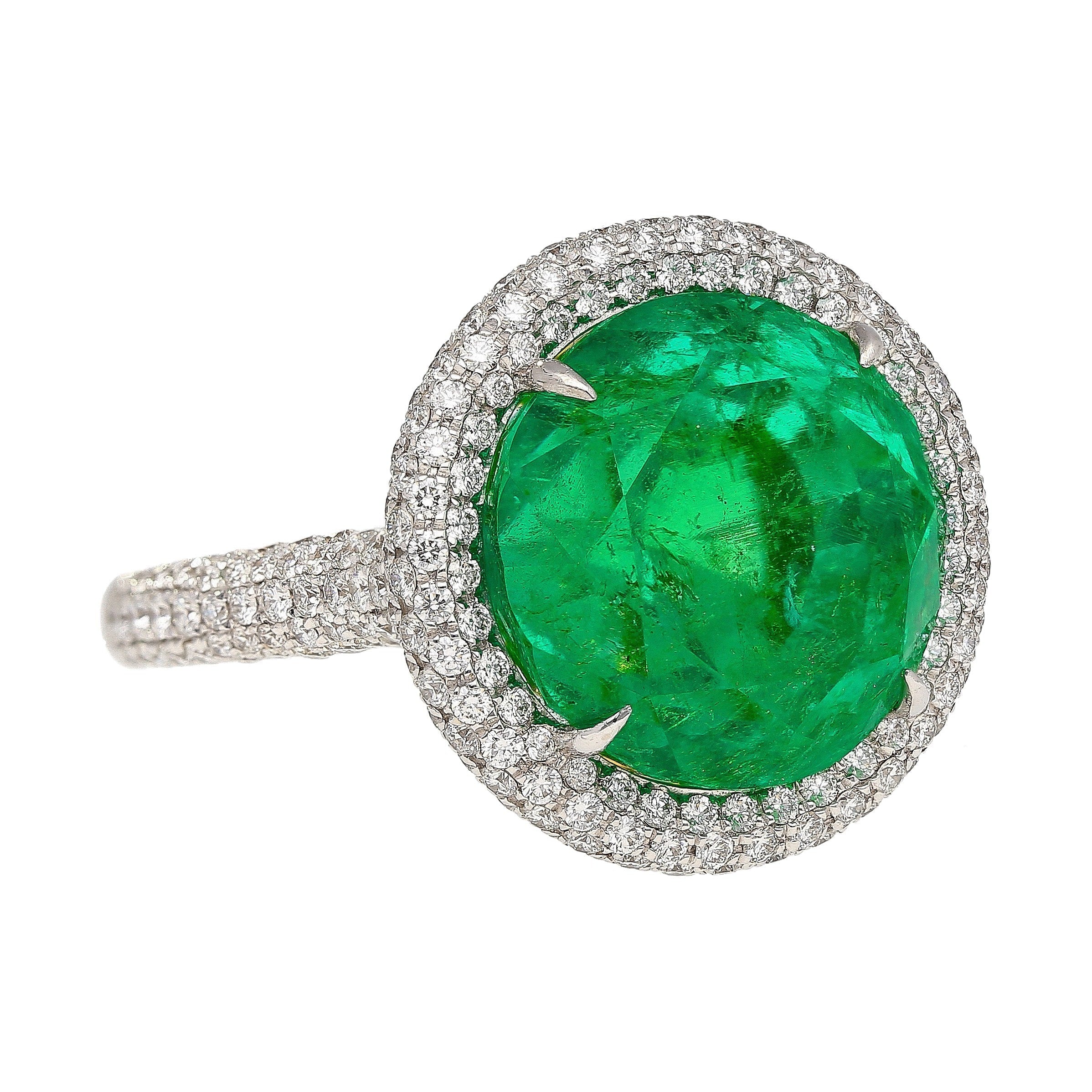 AGL Certified 15 Carat Round Cut Colombian Emerald and Diamond Halo Ring - Image 4