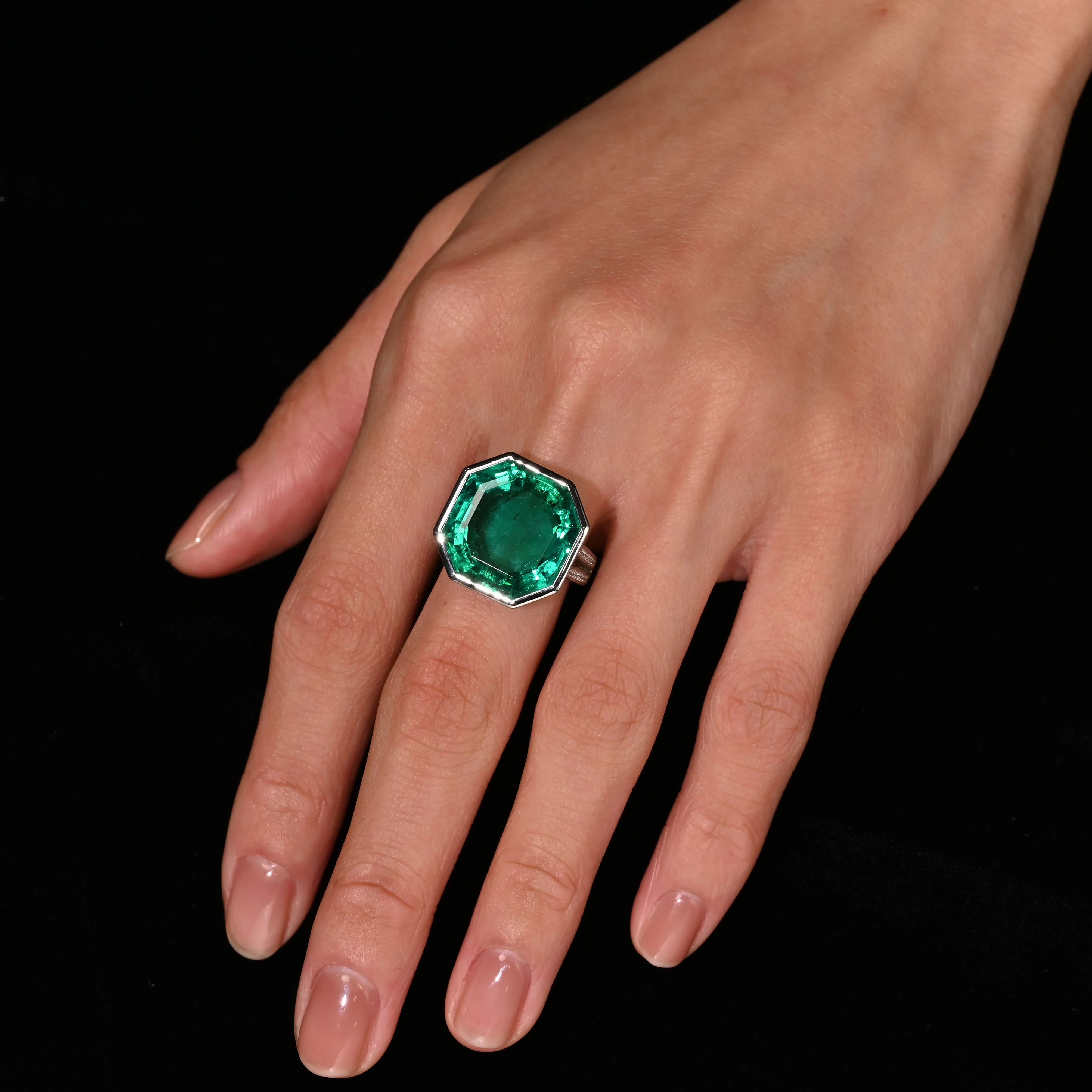 AGL Certified 17 Carat Octagonal Cut Minor Oil Colombian Emerald Ring - Image 3