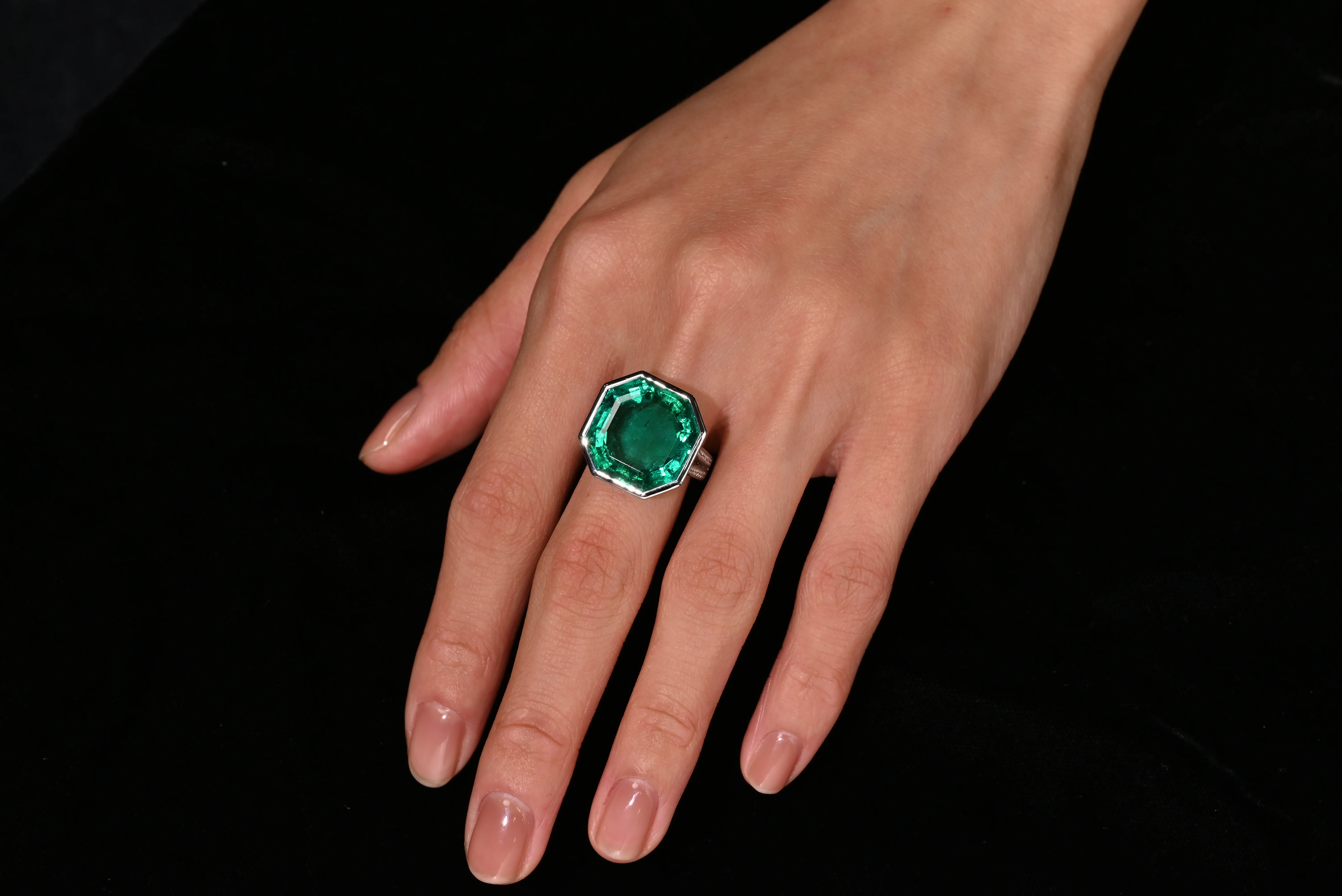 AGL Certified 17 Carat Octagonal Cut Minor Oil Colombian Emerald Ring - Image 4