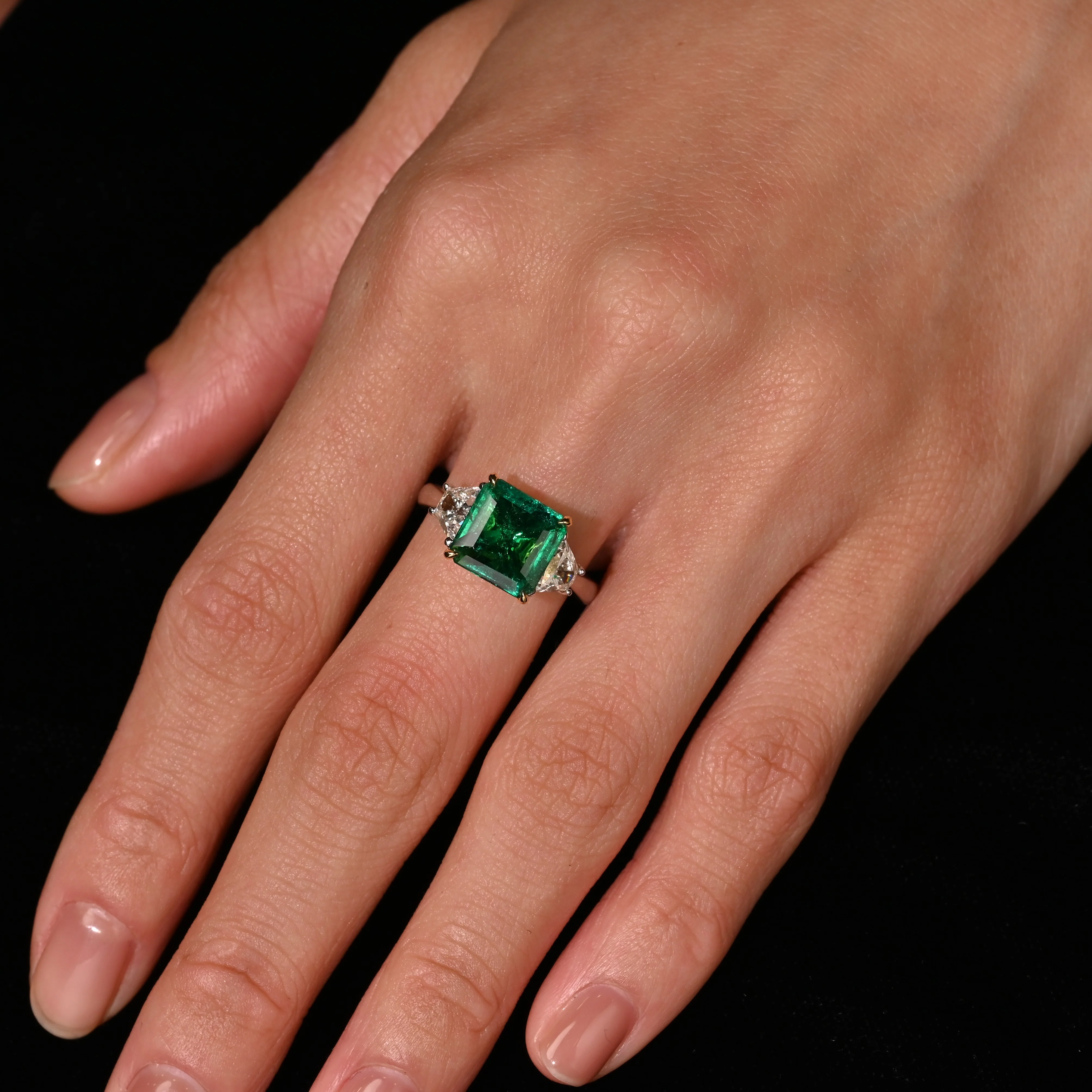 AGL Cert. 2.44 Carat No Oil Colombian Emerald & Trapezoid Diamond Ring - Image 3