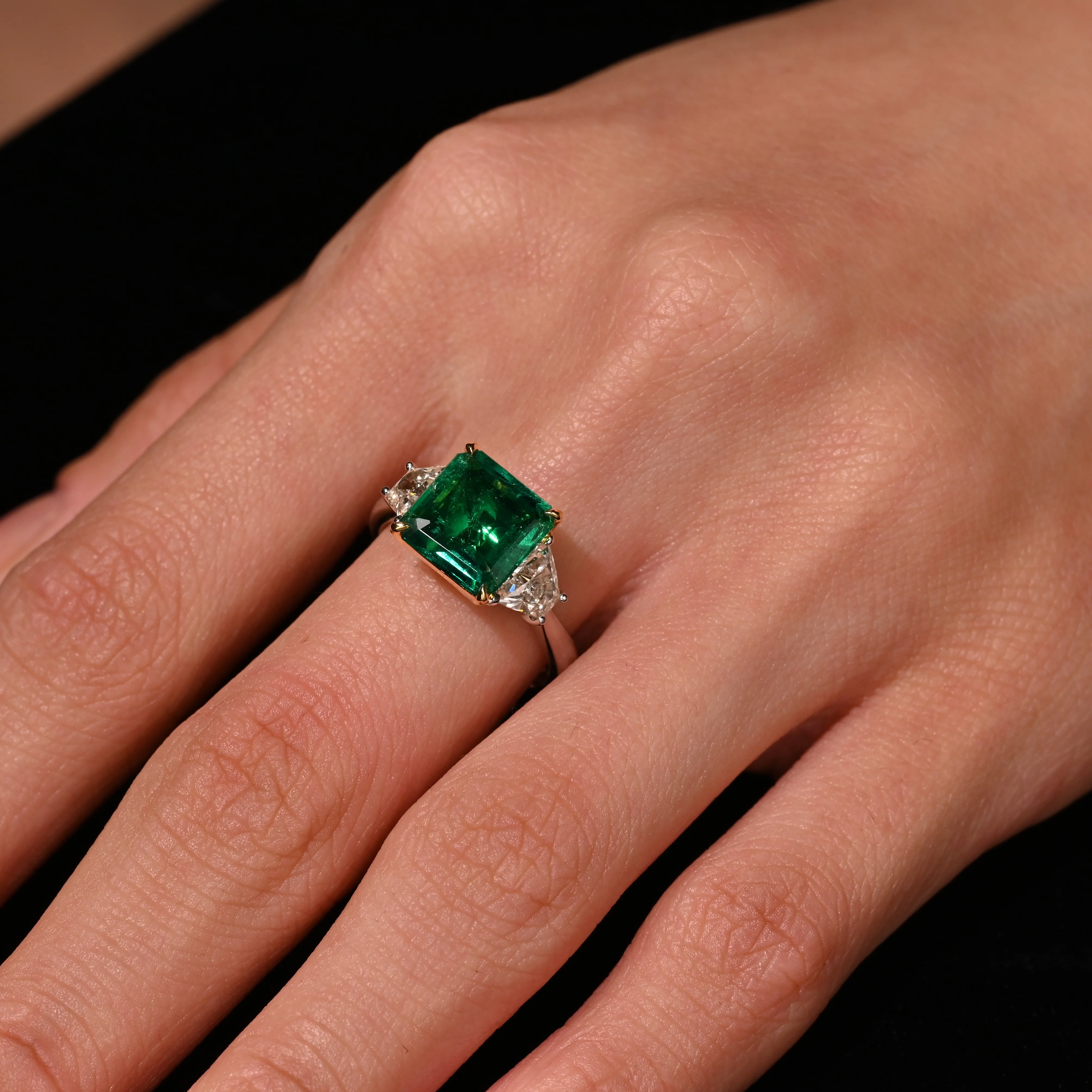AGL Cert. 2.44 Carat No Oil Colombian Emerald & Trapezoid Diamond Ring - Image 4