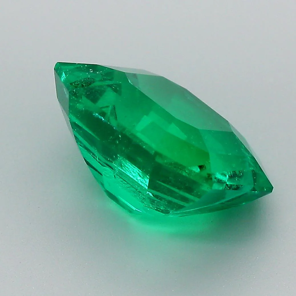AGL Certified 4.20 Carat Colombian Emerald Minor Oil Loose Stone - Image 3