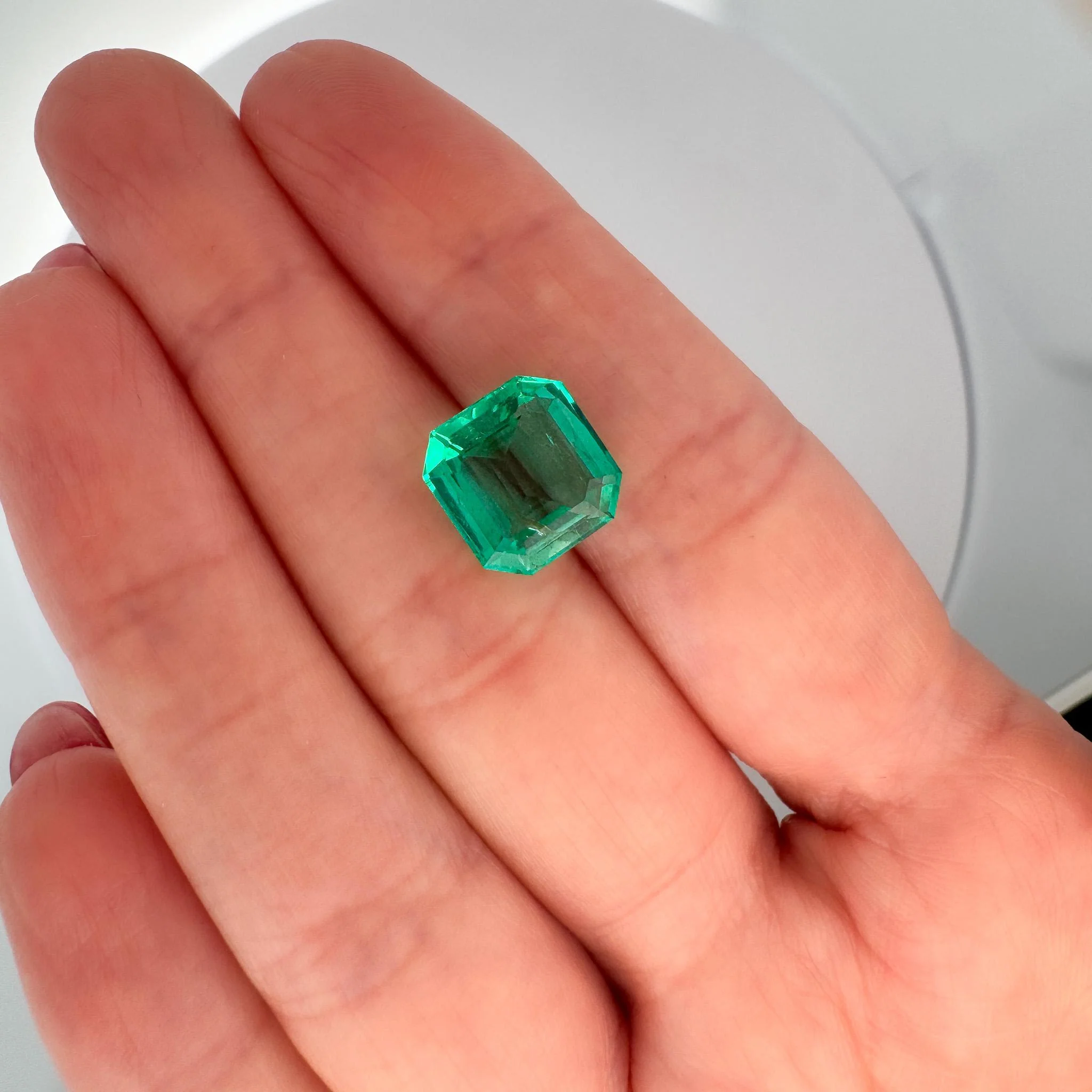 AGL Certified 4.45 Carat Colombian Emerald Loose Stone | Insignificant Oil - Image 3