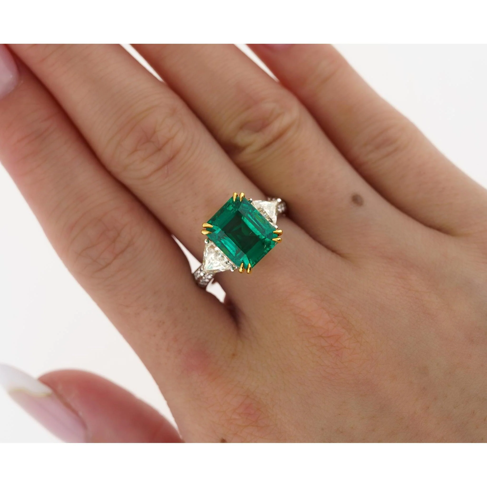 AGL Certified 5.31 Carat No Oil Emerald & Trillion Diamond 3 Stone Ring - Image 3