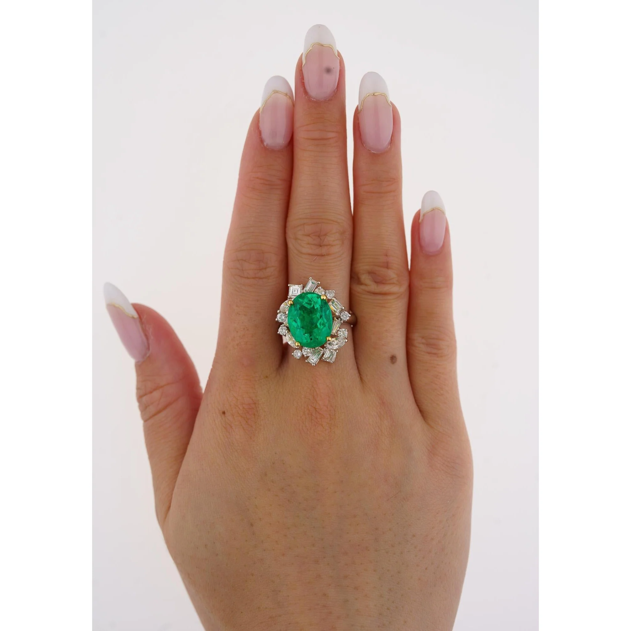 AGL Certified 6.79 Carat Minor Oil Colombian Emerald and Diamond 18K Gold Ring - Image 6