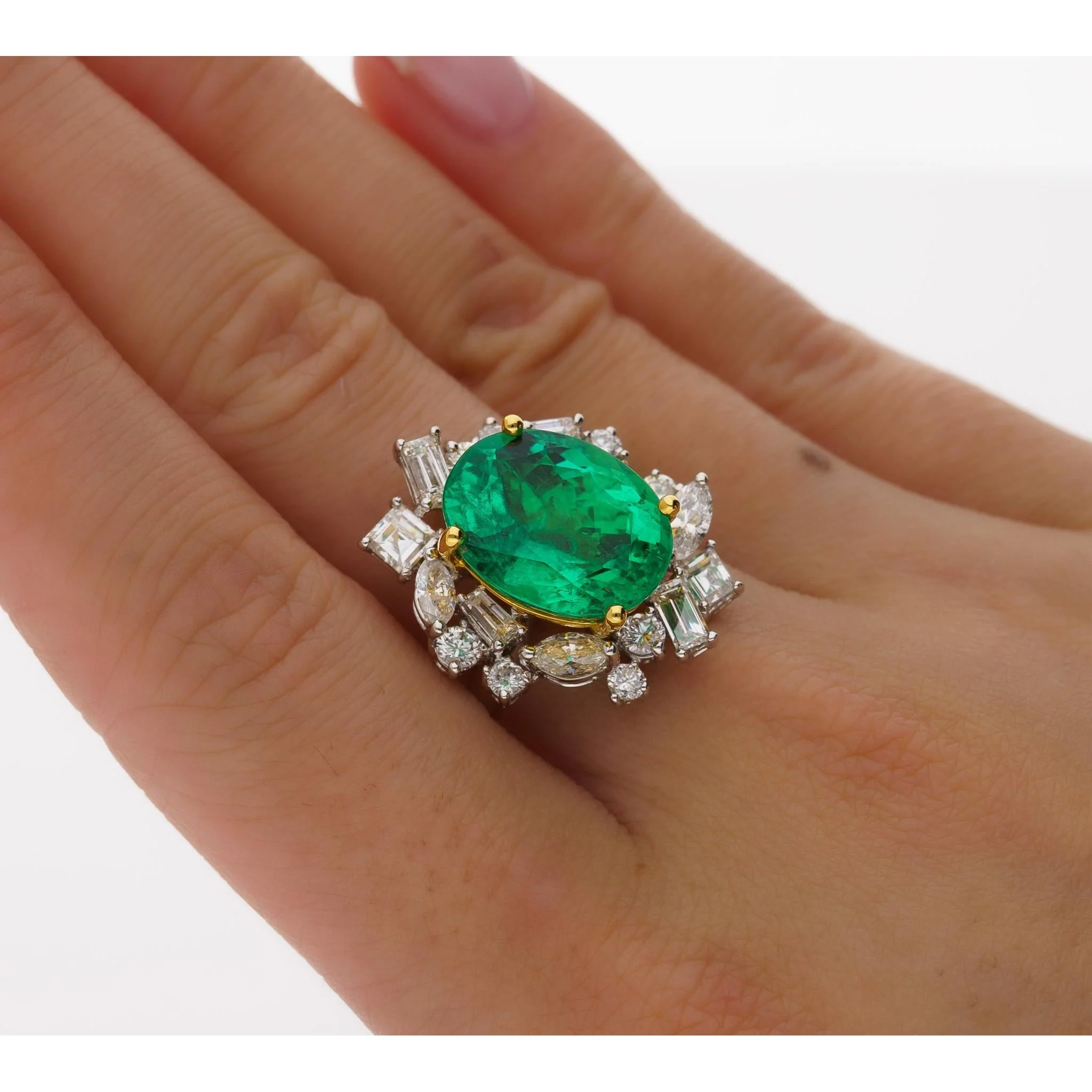 AGL Certified 6.79 Carat Minor Oil Colombian Emerald and Diamond 18K Gold Ring - Image 7
