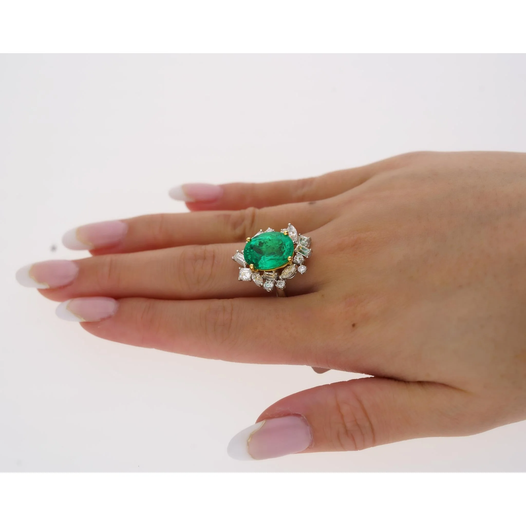AGL Certified 6.79 Carat Minor Oil Colombian Emerald and Diamond 18K Gold Ring - Image 8