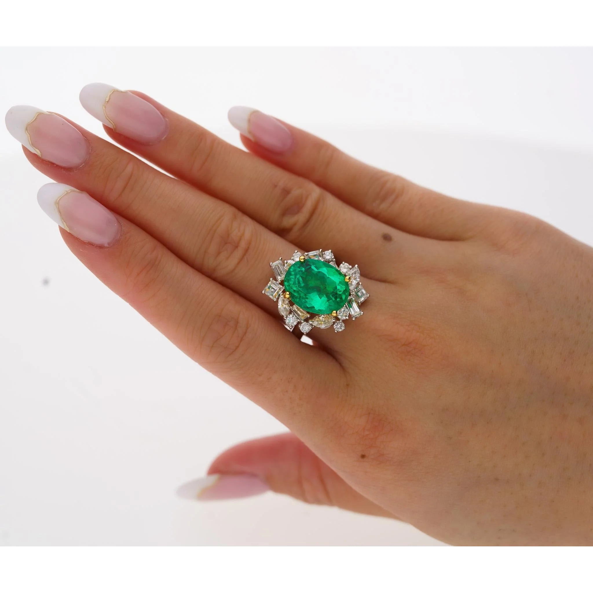 AGL Certified 6.79 Carat Minor Oil Colombian Emerald and Diamond 18K Gold Ring - Image 9