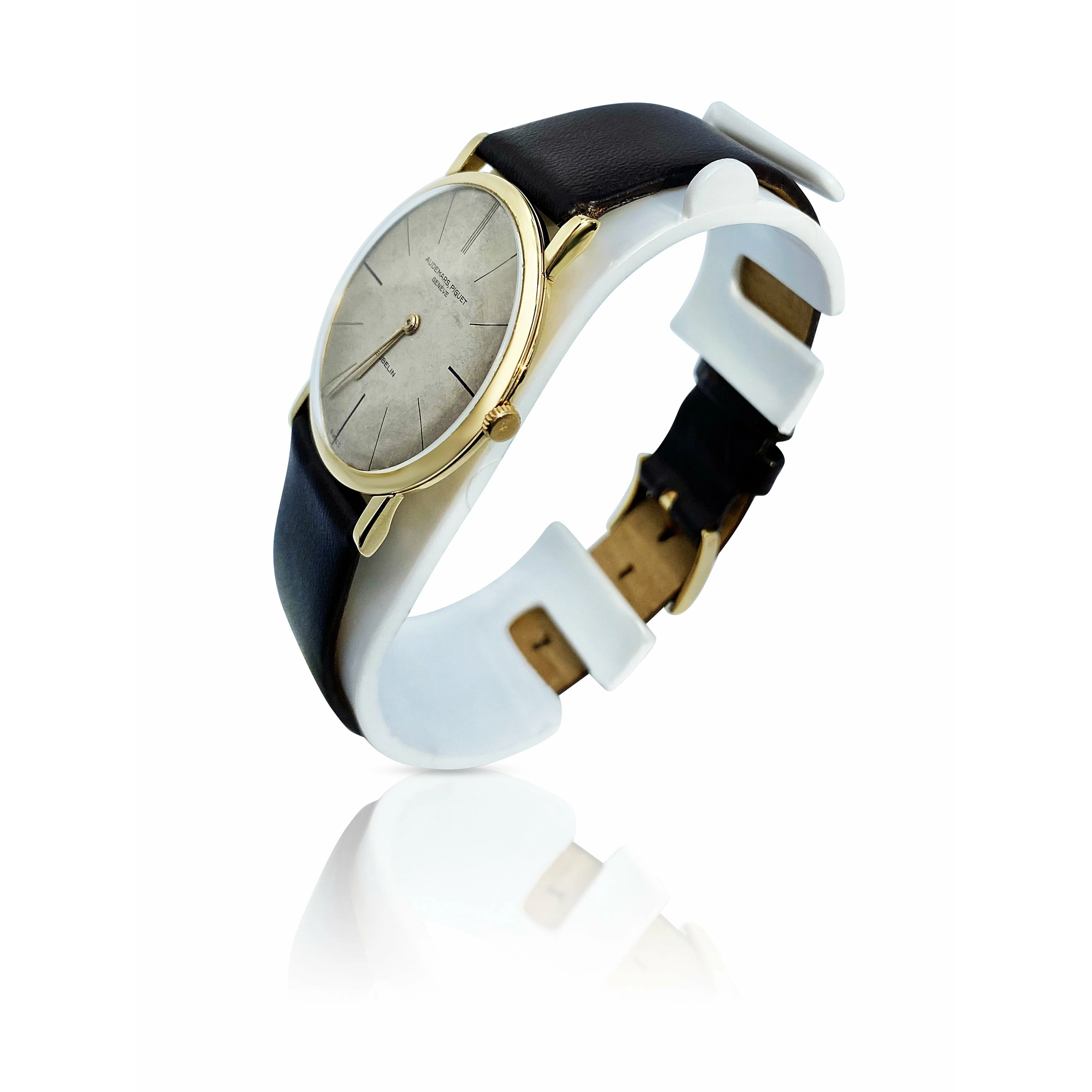 Antique Audemars Piguet Watch in 18k Yellow gold with calfskin Leather Strap - Image 3