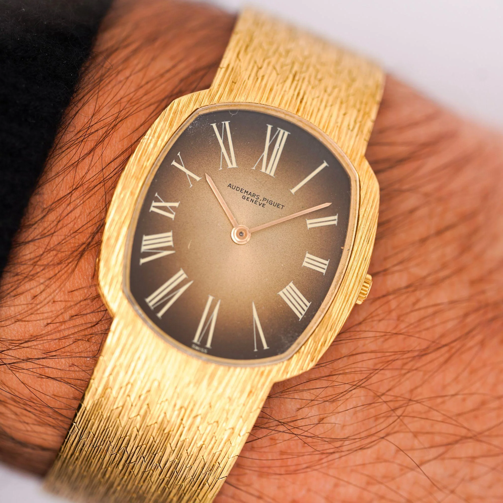 Audemars Piguet 28mm 18K Gold Brown Fumé Sunburst Mesh Bracelet Watch - Image 2