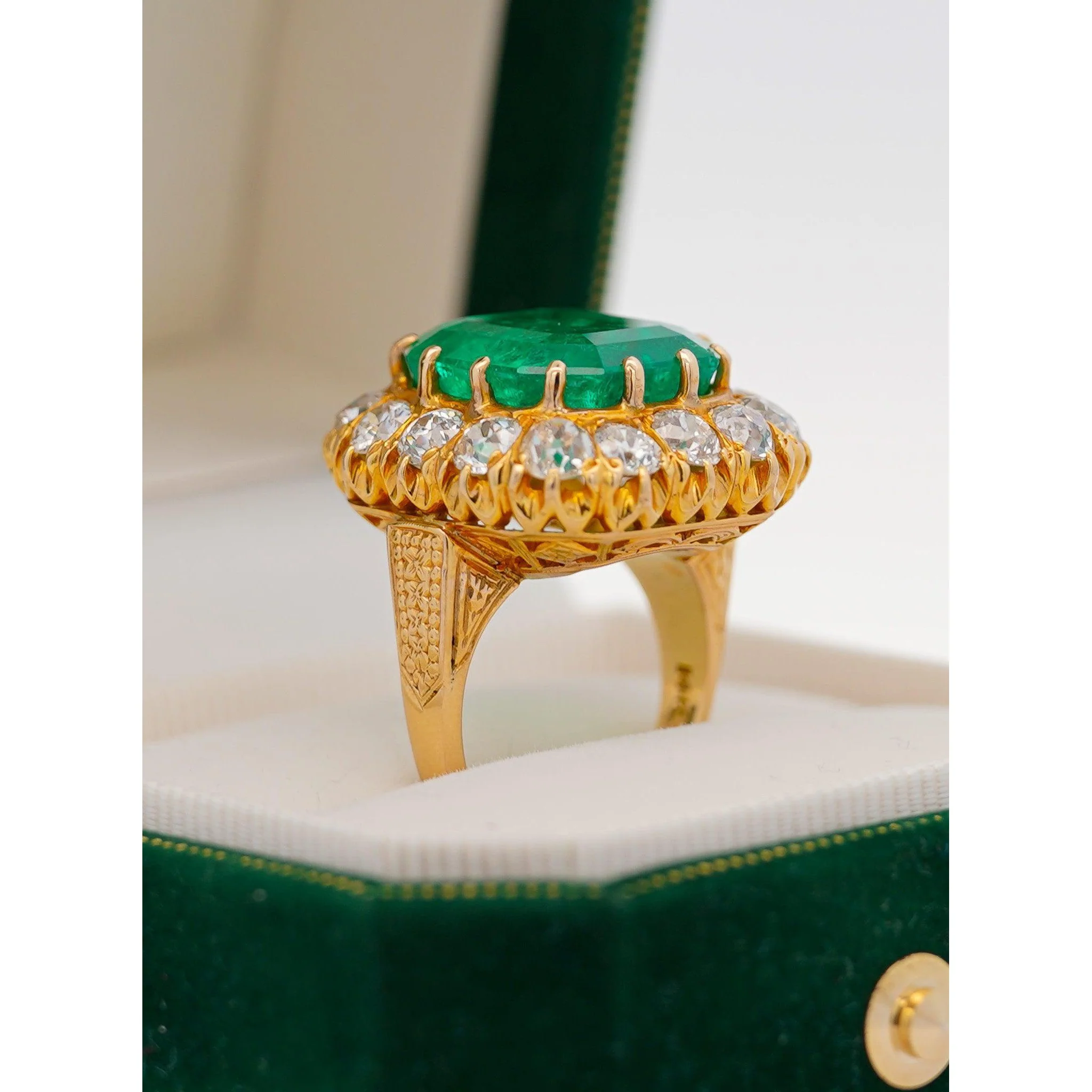 14.51 Carat Insignificant Oil Colombian Emerald & Old Euro Cut Diamond Halo Ring - Image 10