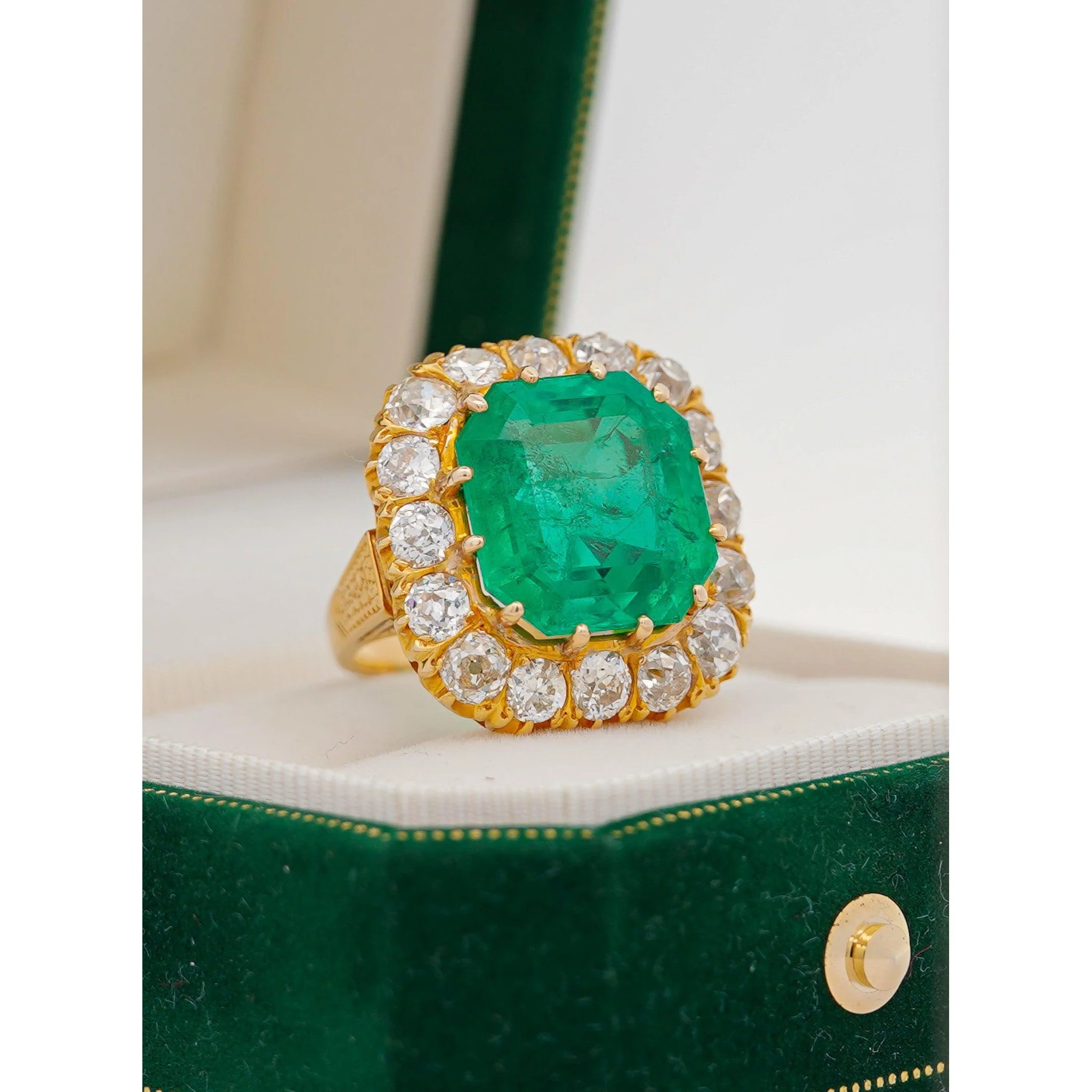 14.51 Carat Insignificant Oil Colombian Emerald & Old Euro Cut Diamond Halo Ring - Image 8